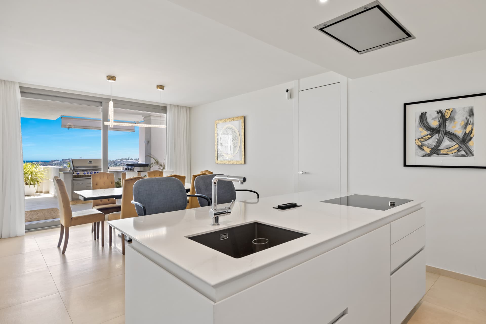 Exclusiva casa de lujo de 7 dormitorios en Nueva Andalucía con vistas al mar y a la montaña