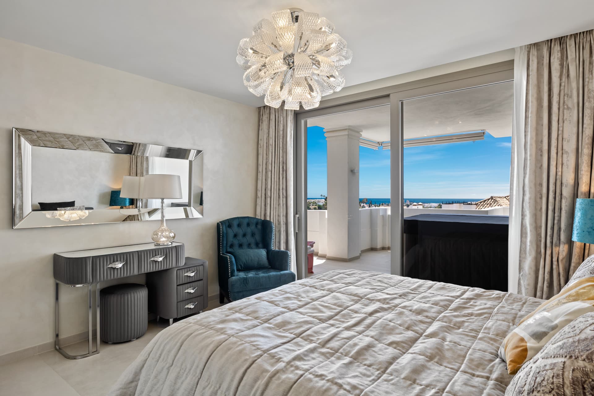 Exclusiva casa de lujo de 7 dormitorios en Nueva Andalucía con vistas al mar y a la montaña