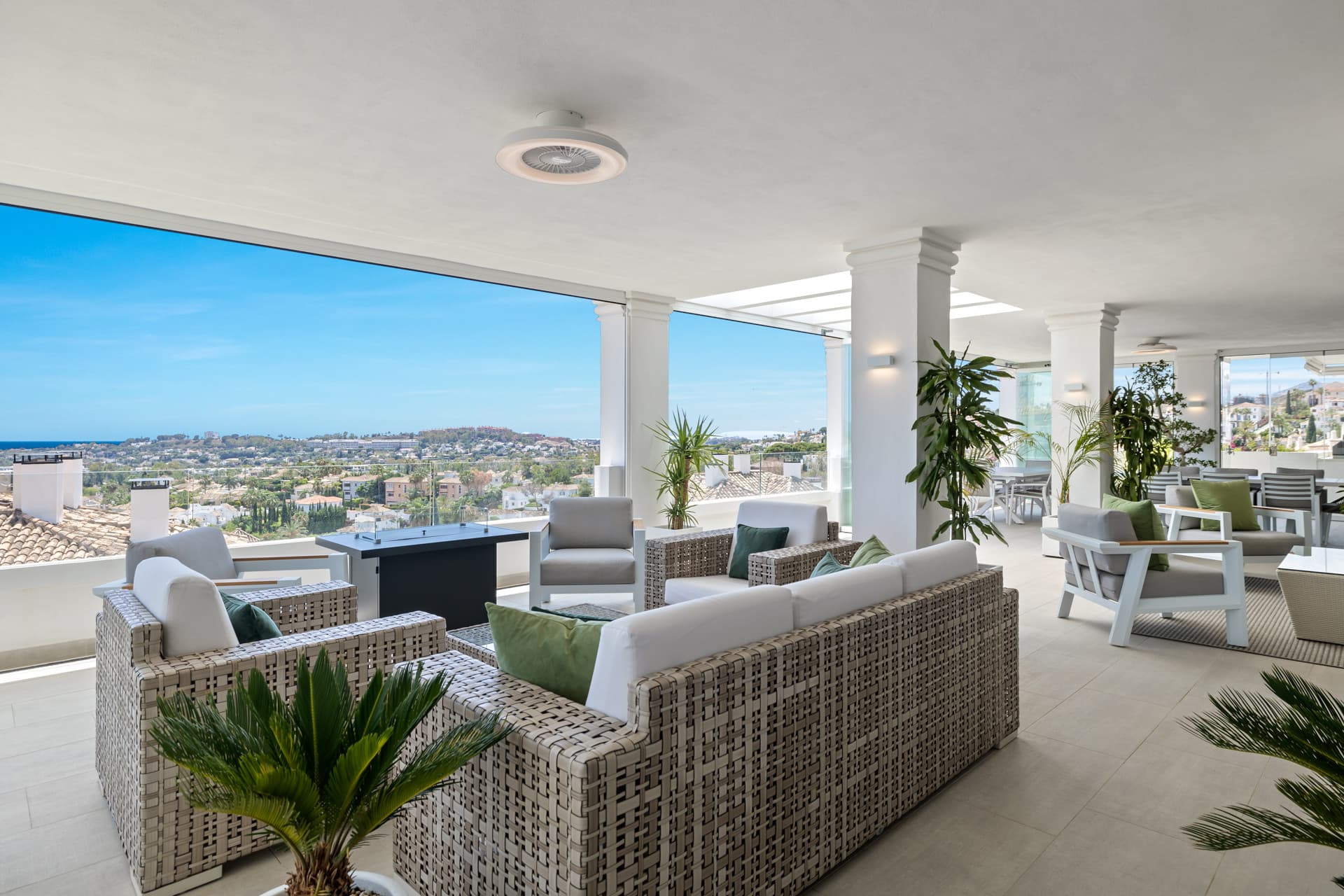 Exclusiva casa de lujo de 7 dormitorios en Nueva Andalucía con vistas al mar y a la montaña