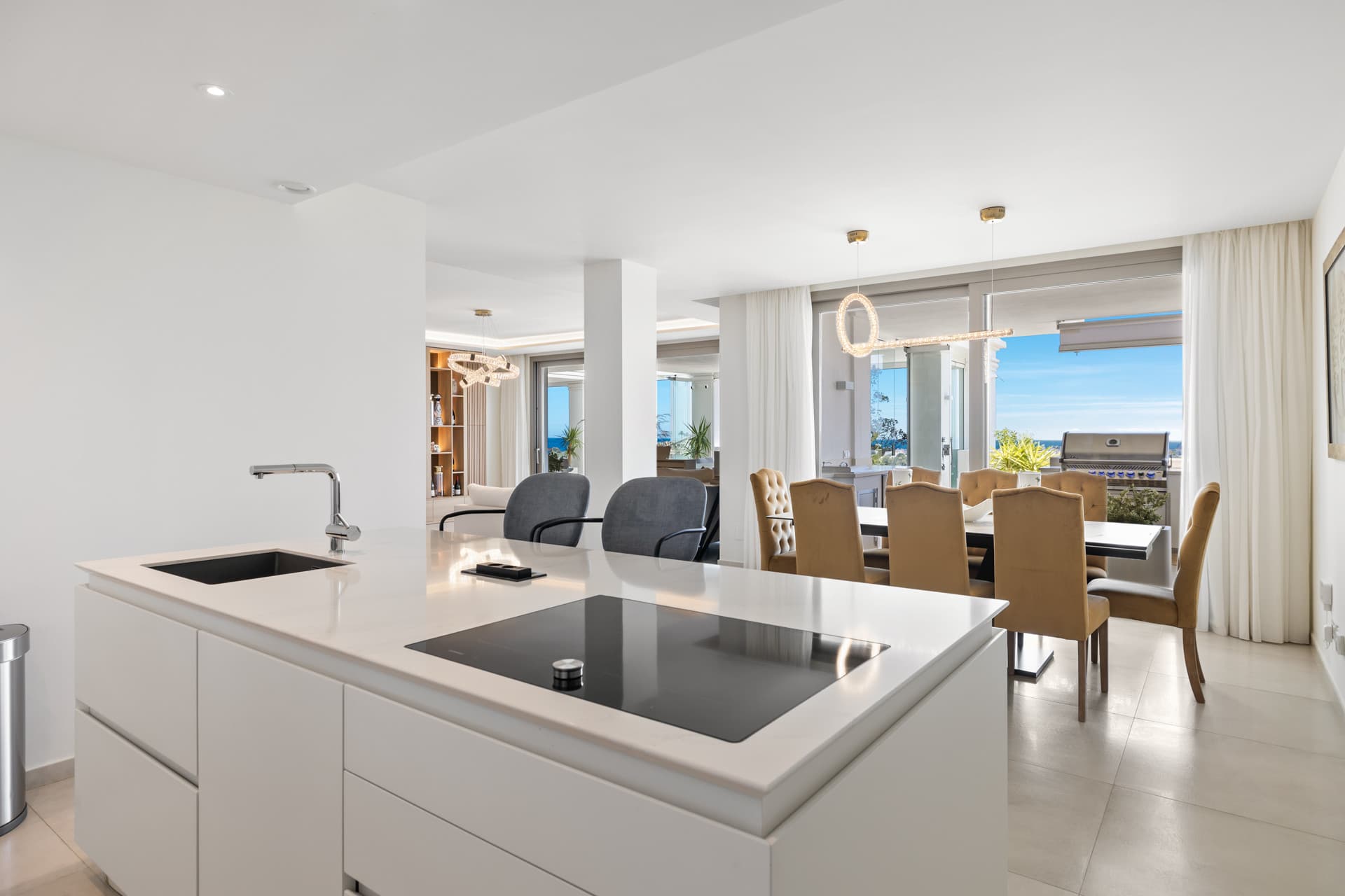 Exclusiva casa de lujo de 7 dormitorios en Nueva Andalucía con vistas al mar y a la montaña