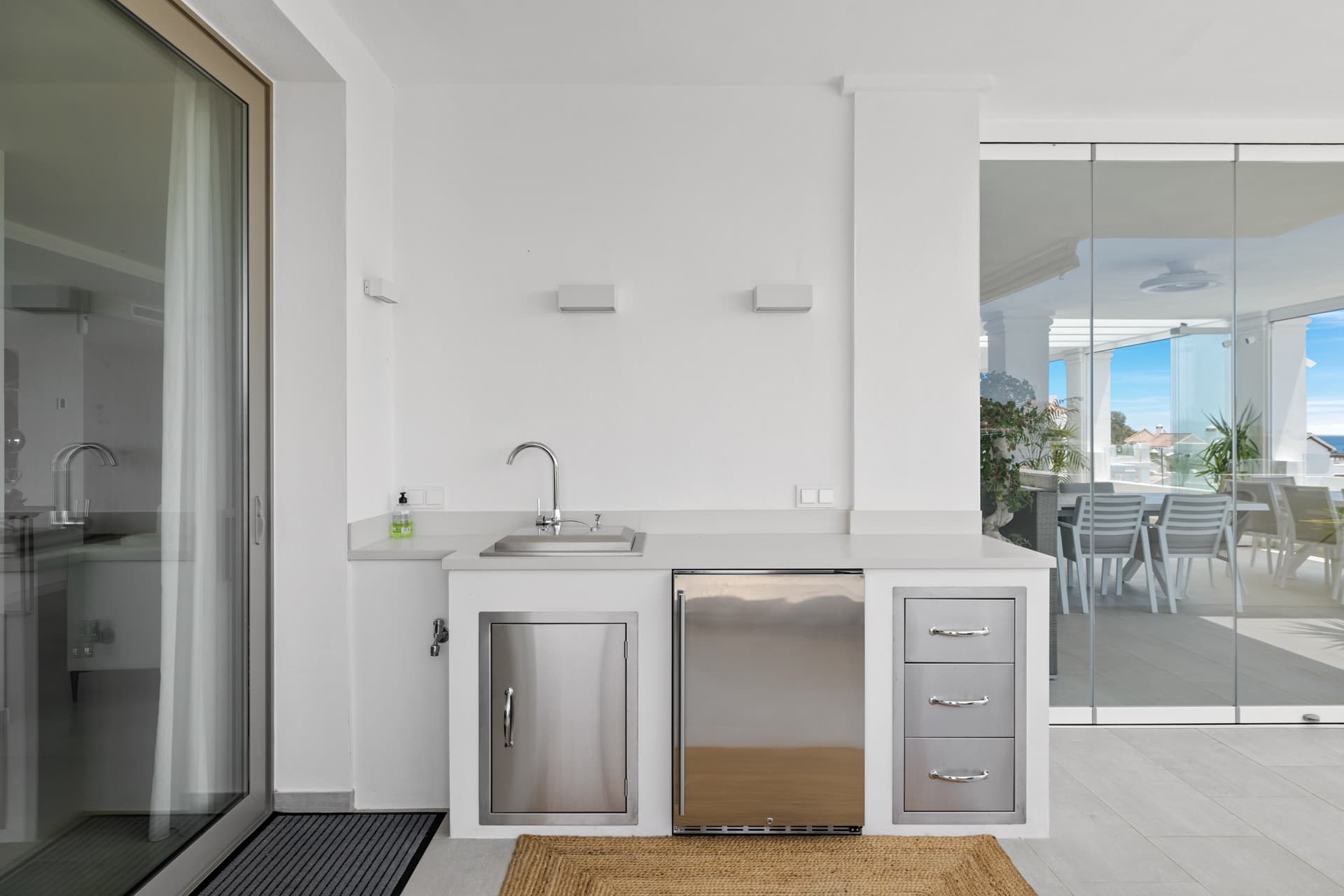 Exclusiva casa de lujo de 7 dormitorios en Nueva Andalucía con vistas al mar y a la montaña