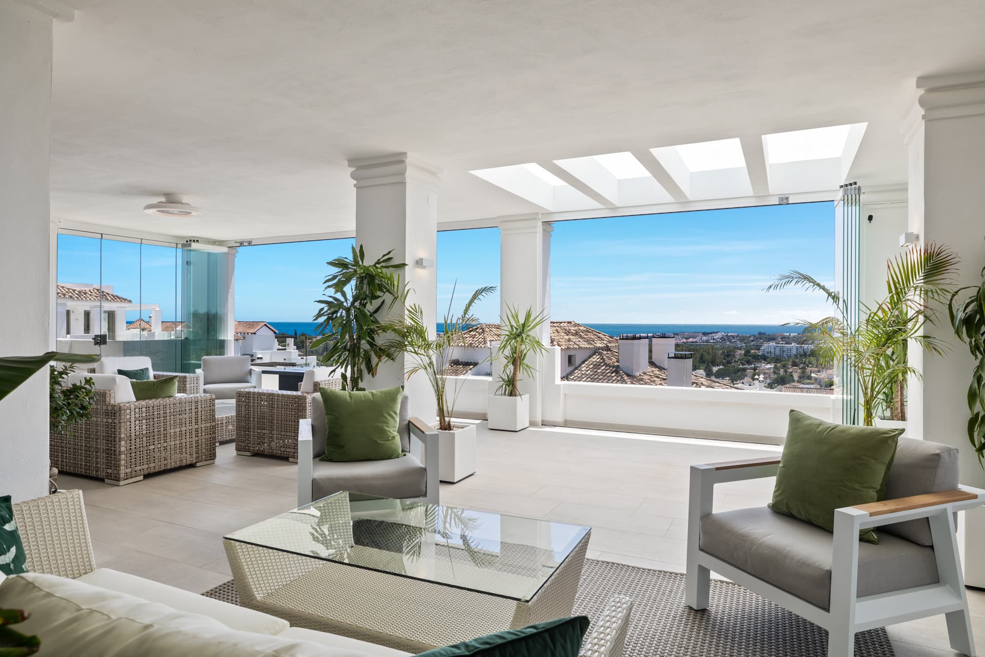 Exclusiva casa de lujo de 7 dormitorios en Nueva Andalucía con vistas al mar y a la montaña