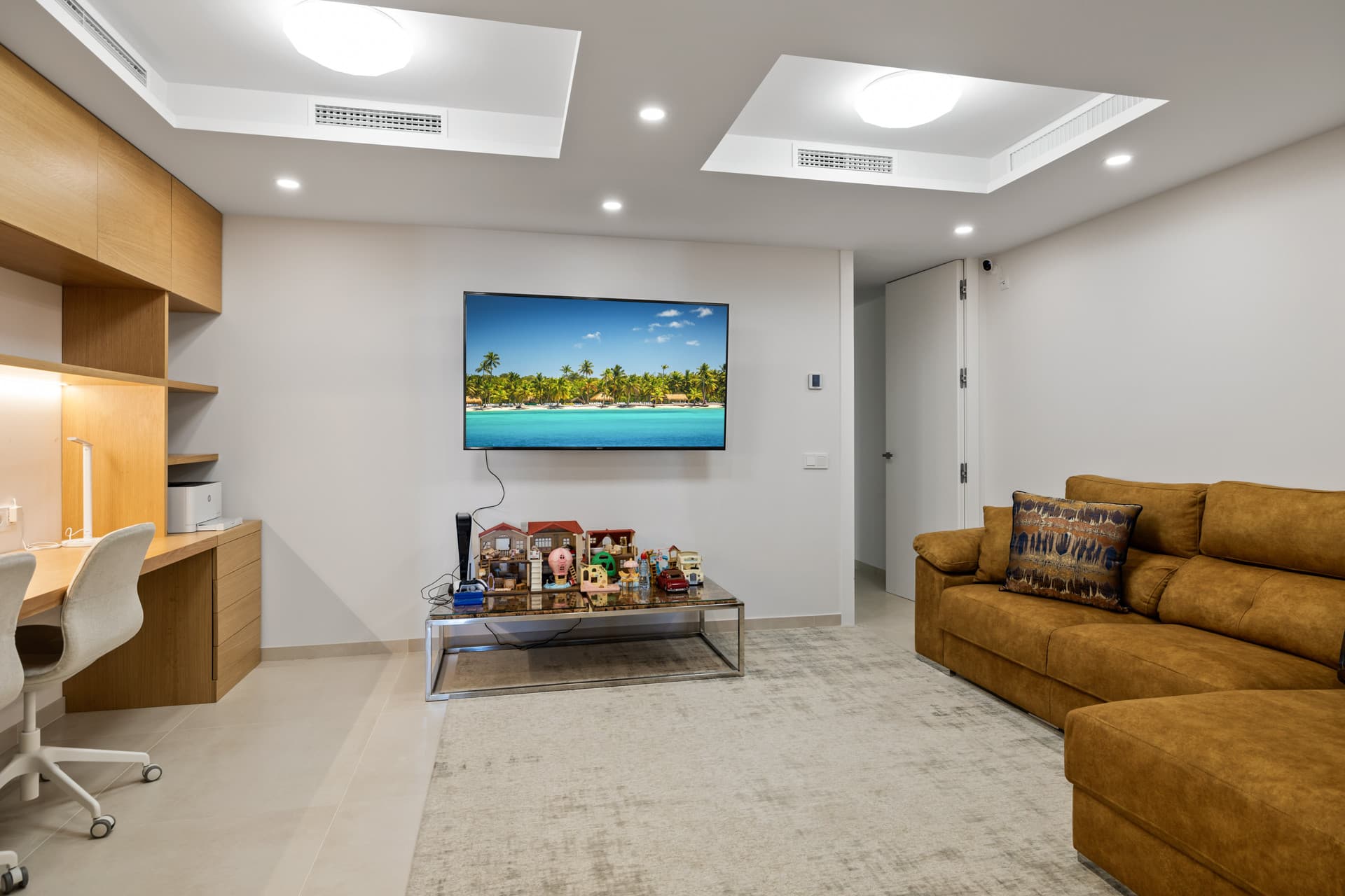 Exclusiva casa de lujo de 7 dormitorios en Nueva Andalucía con vistas al mar y a la montaña