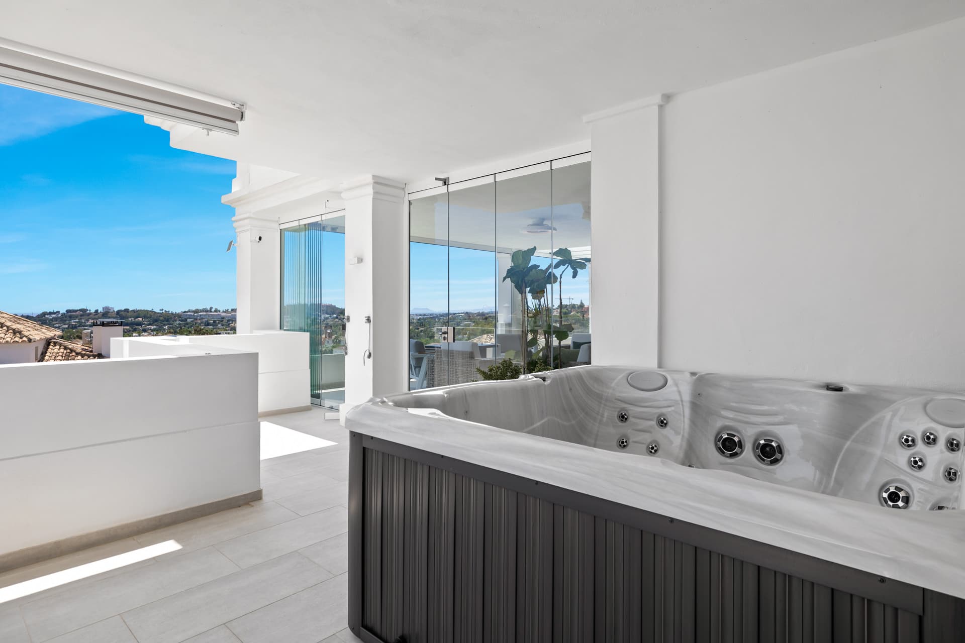 Exclusiva casa de lujo de 7 dormitorios en Nueva Andalucía con vistas al mar y a la montaña