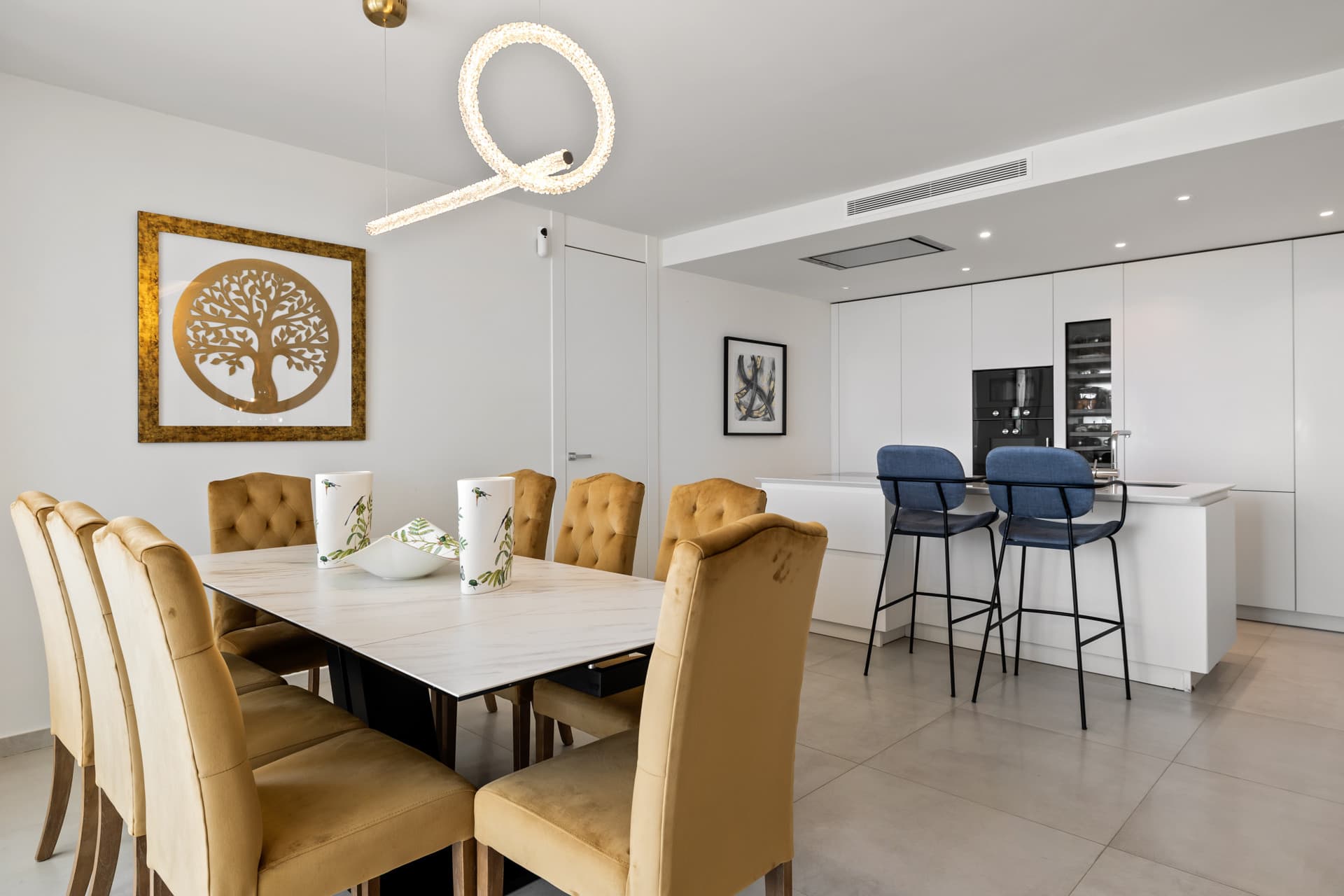 Exclusiva casa de lujo de 7 dormitorios en Nueva Andalucía con vistas al mar y a la montaña