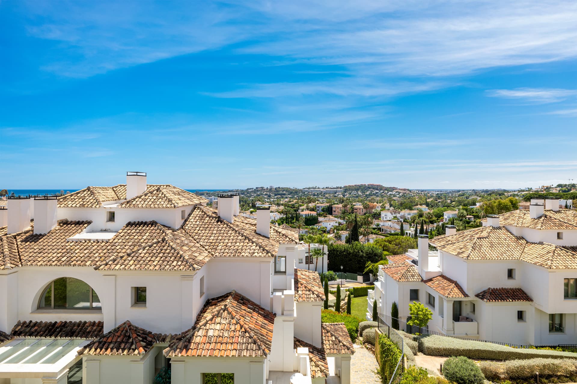 Exclusiva casa de lujo de 7 dormitorios en Nueva Andalucía con vistas al mar y a la montaña