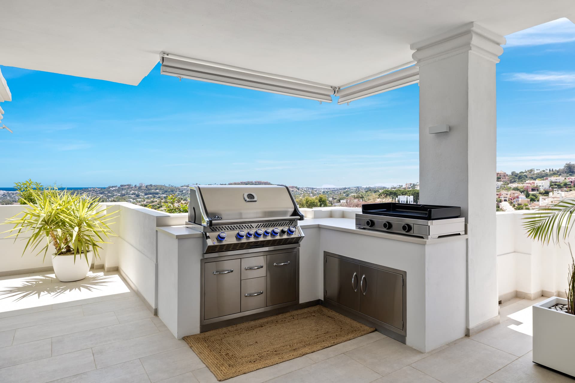 Exclusiva casa de lujo de 7 dormitorios en Nueva Andalucía con vistas al mar y a la montaña