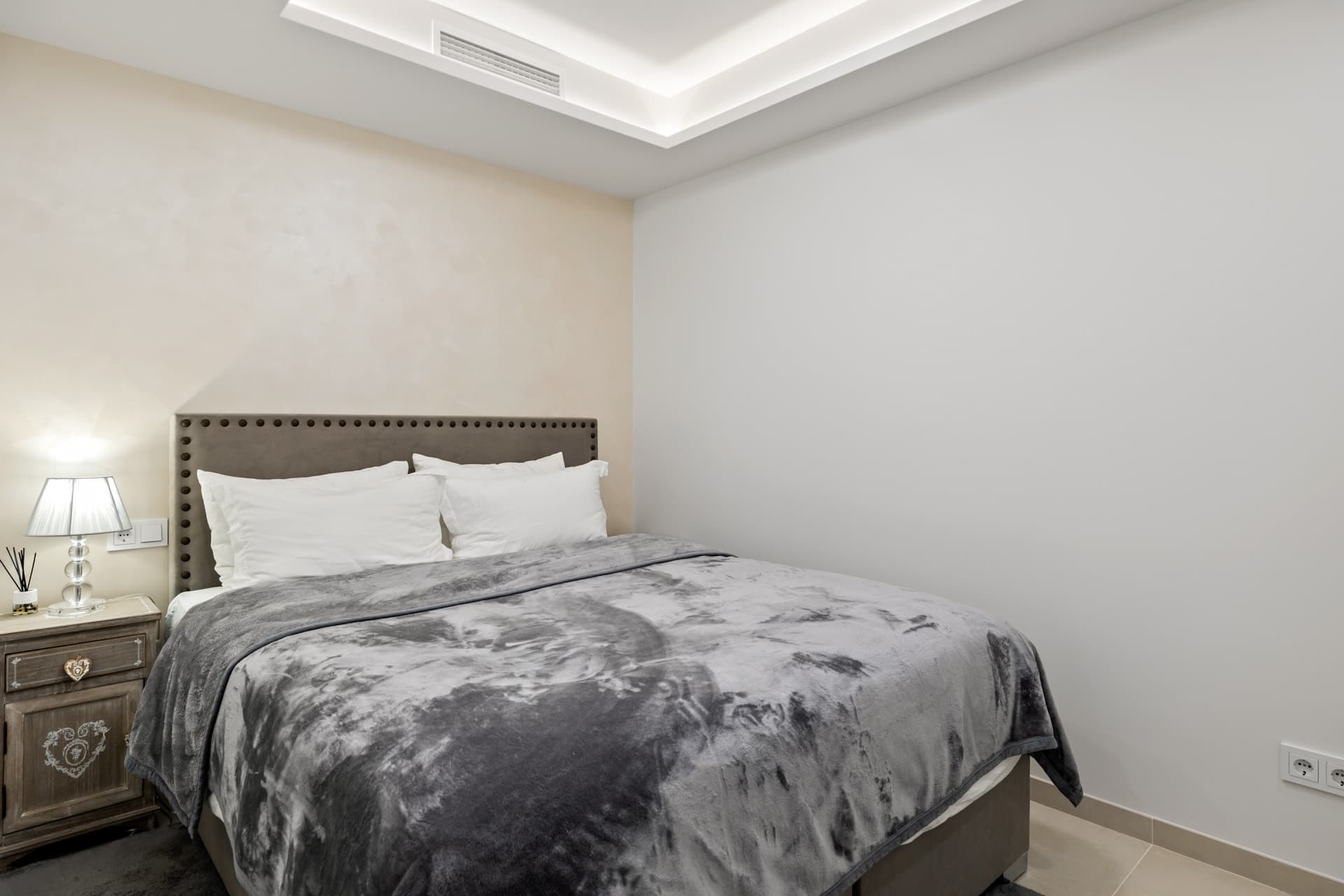 Exclusiva casa de lujo de 7 dormitorios en Nueva Andalucía con vistas al mar y a la montaña