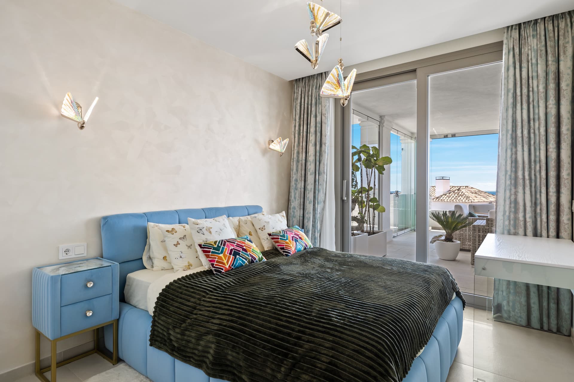 Exclusiva casa de lujo de 7 dormitorios en Nueva Andalucía con vistas al mar y a la montaña