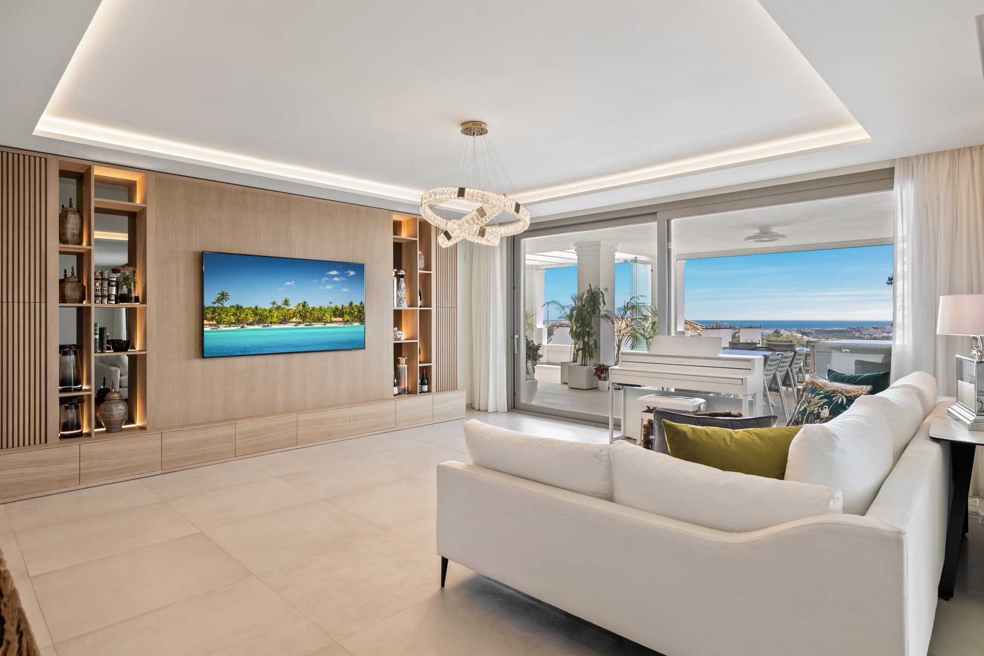 Exclusiva casa de lujo de 7 dormitorios en Nueva Andalucía con vistas al mar y a la montaña