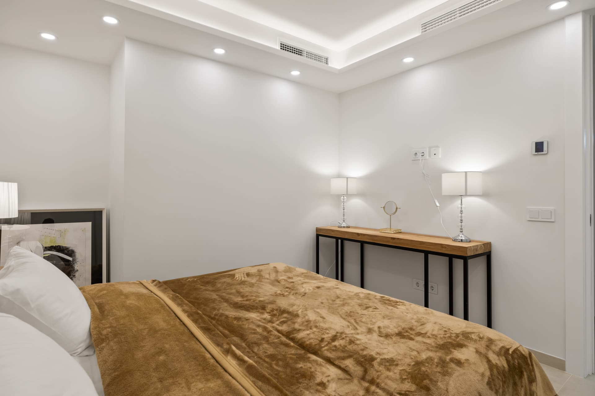 Exclusiva casa de lujo de 7 dormitorios en Nueva Andalucía con vistas al mar y a la montaña