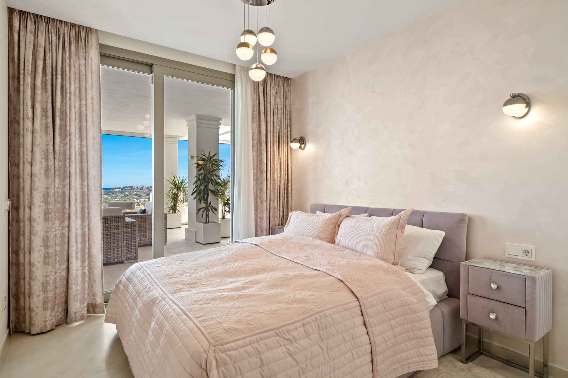 Exclusiva casa de lujo de 7 dormitorios en Nueva Andalucía con vistas al mar y a la montaña