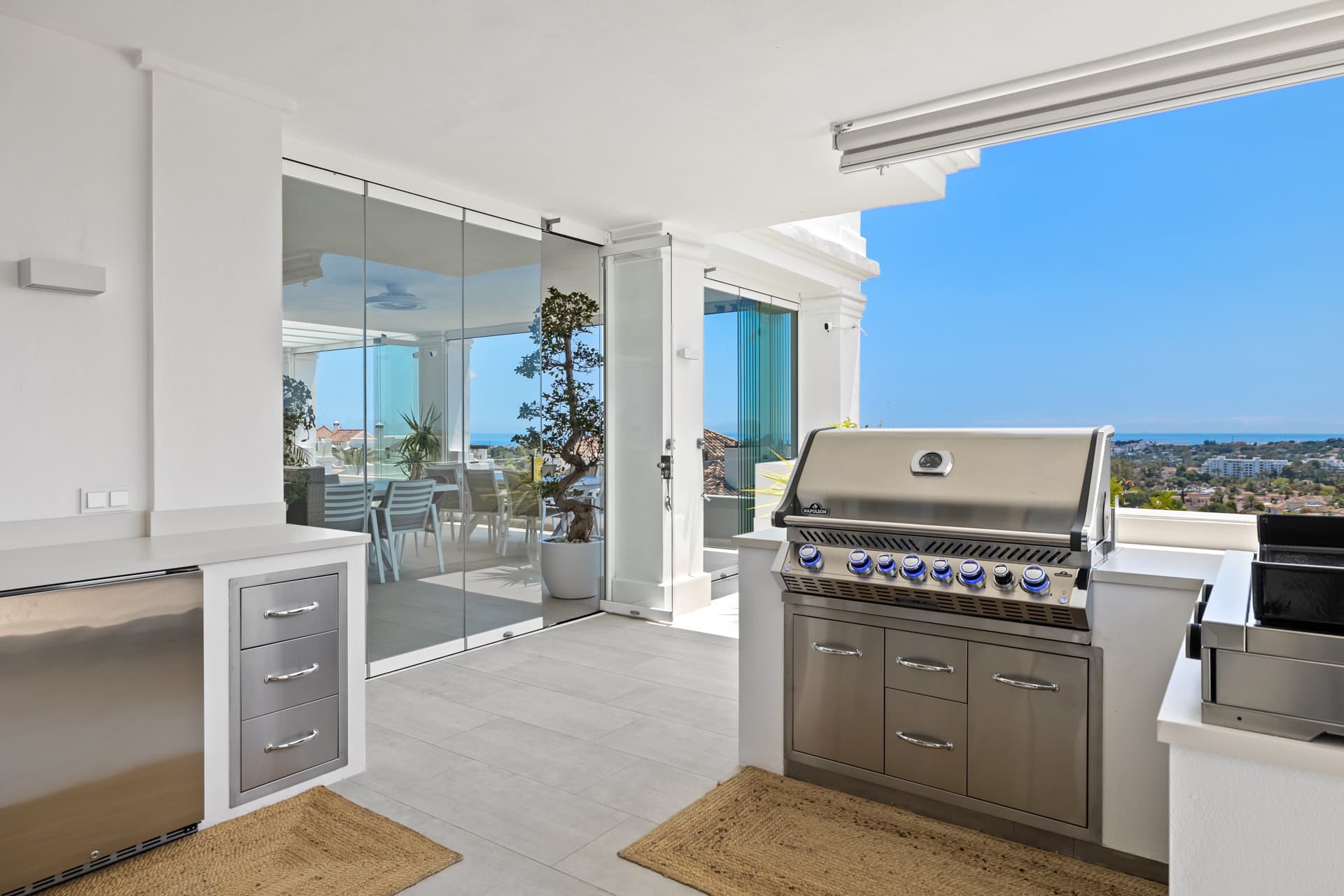 Exclusiva casa de lujo de 7 dormitorios en Nueva Andalucía con vistas al mar y a la montaña