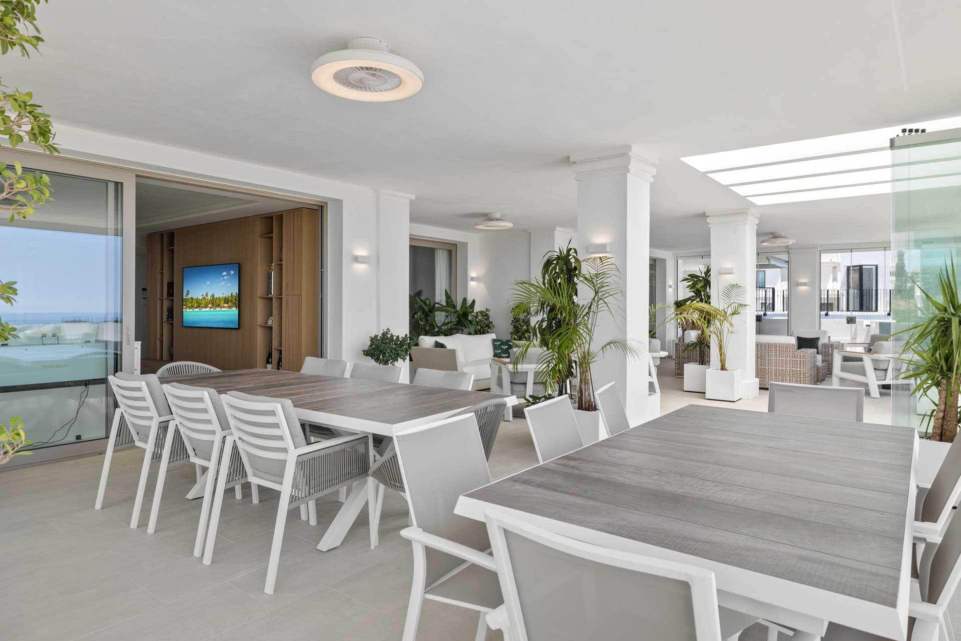 Exclusiva casa de lujo de 7 dormitorios en Nueva Andalucía con vistas al mar y a la montaña