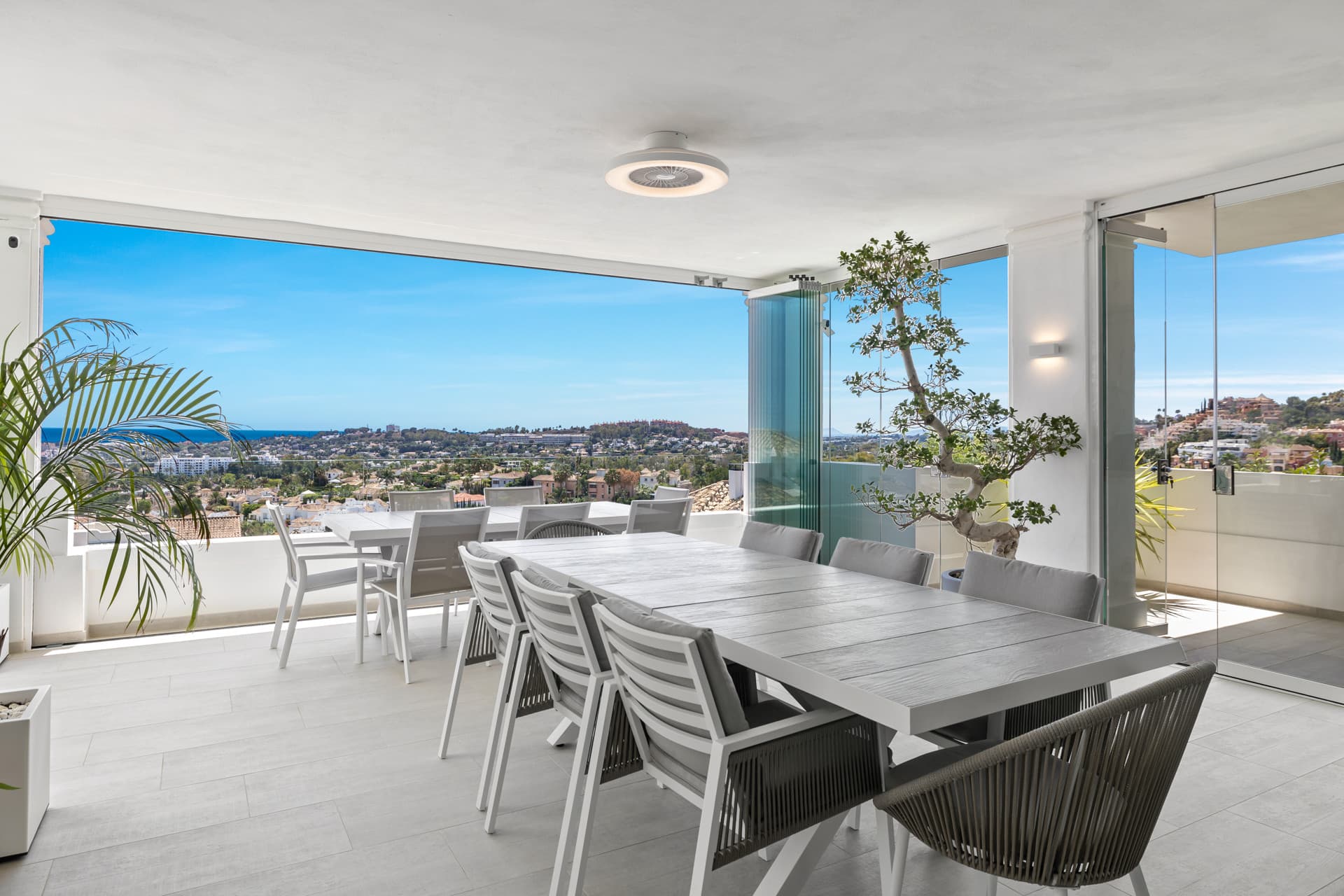 Exclusiva casa de lujo de 7 dormitorios en Nueva Andalucía con vistas al mar y a la montaña