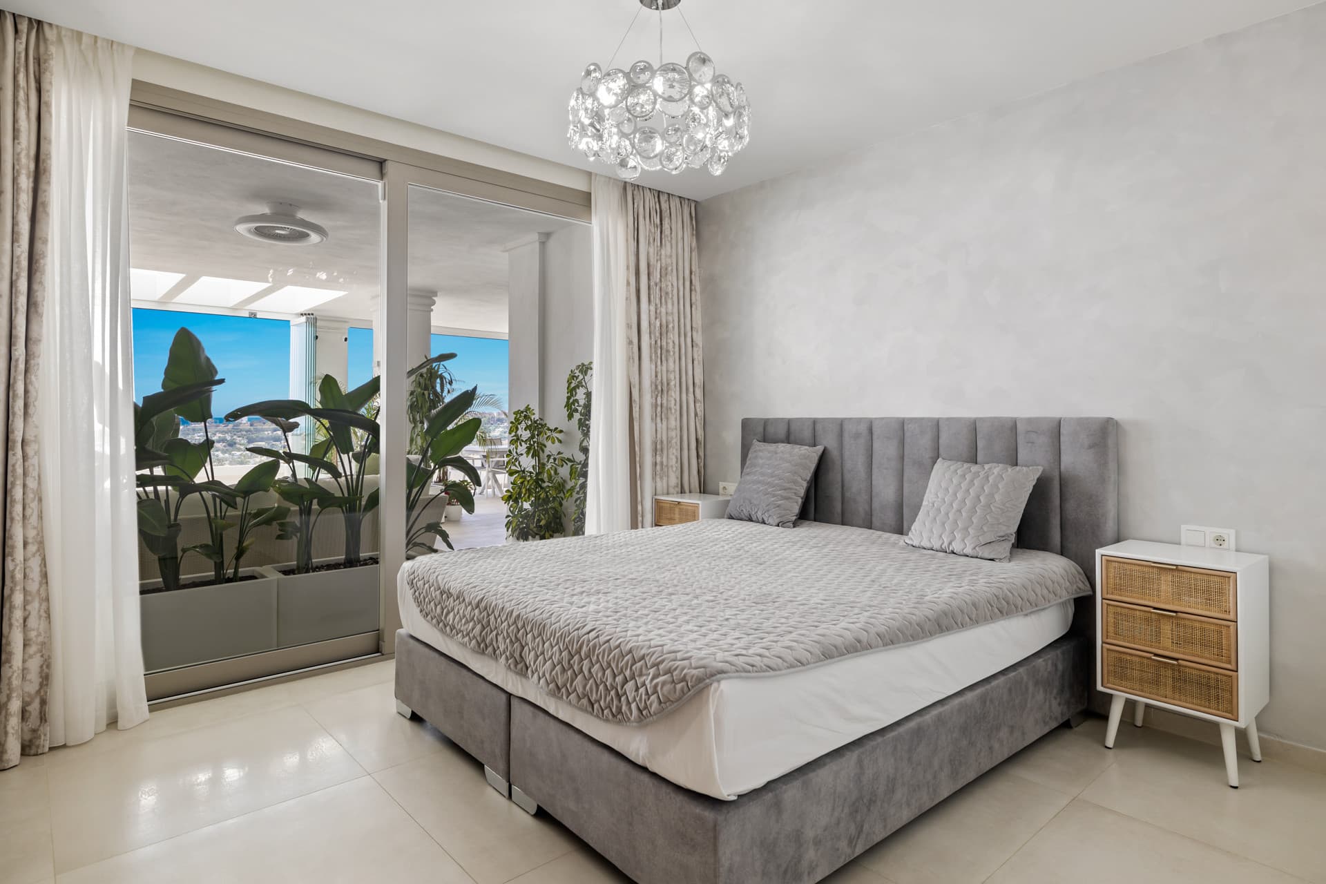 Exclusiva casa de lujo de 7 dormitorios en Nueva Andalucía con vistas al mar y a la montaña