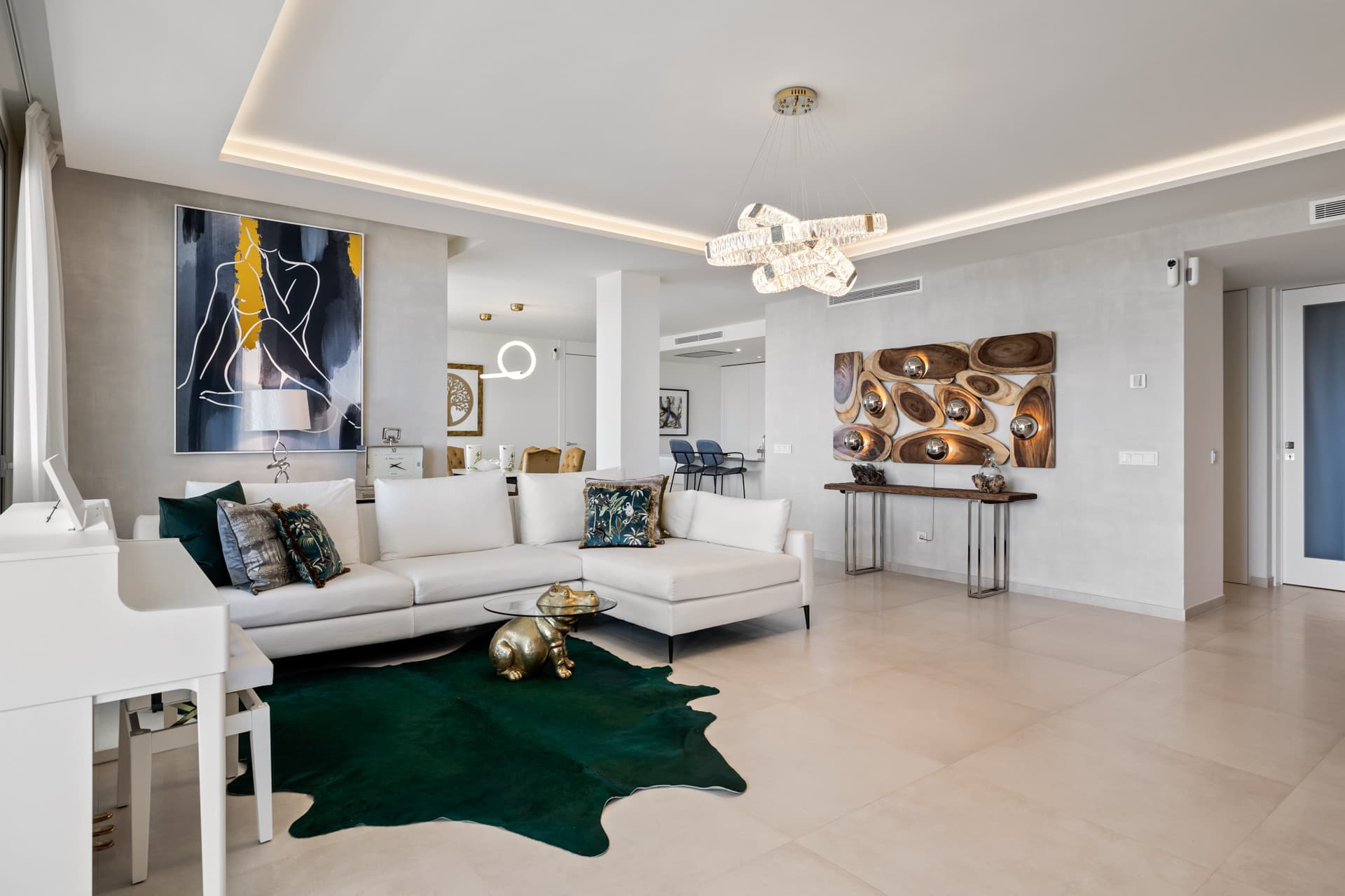 Exclusiva casa de lujo de 7 dormitorios en Nueva Andalucía con vistas al mar y a la montaña