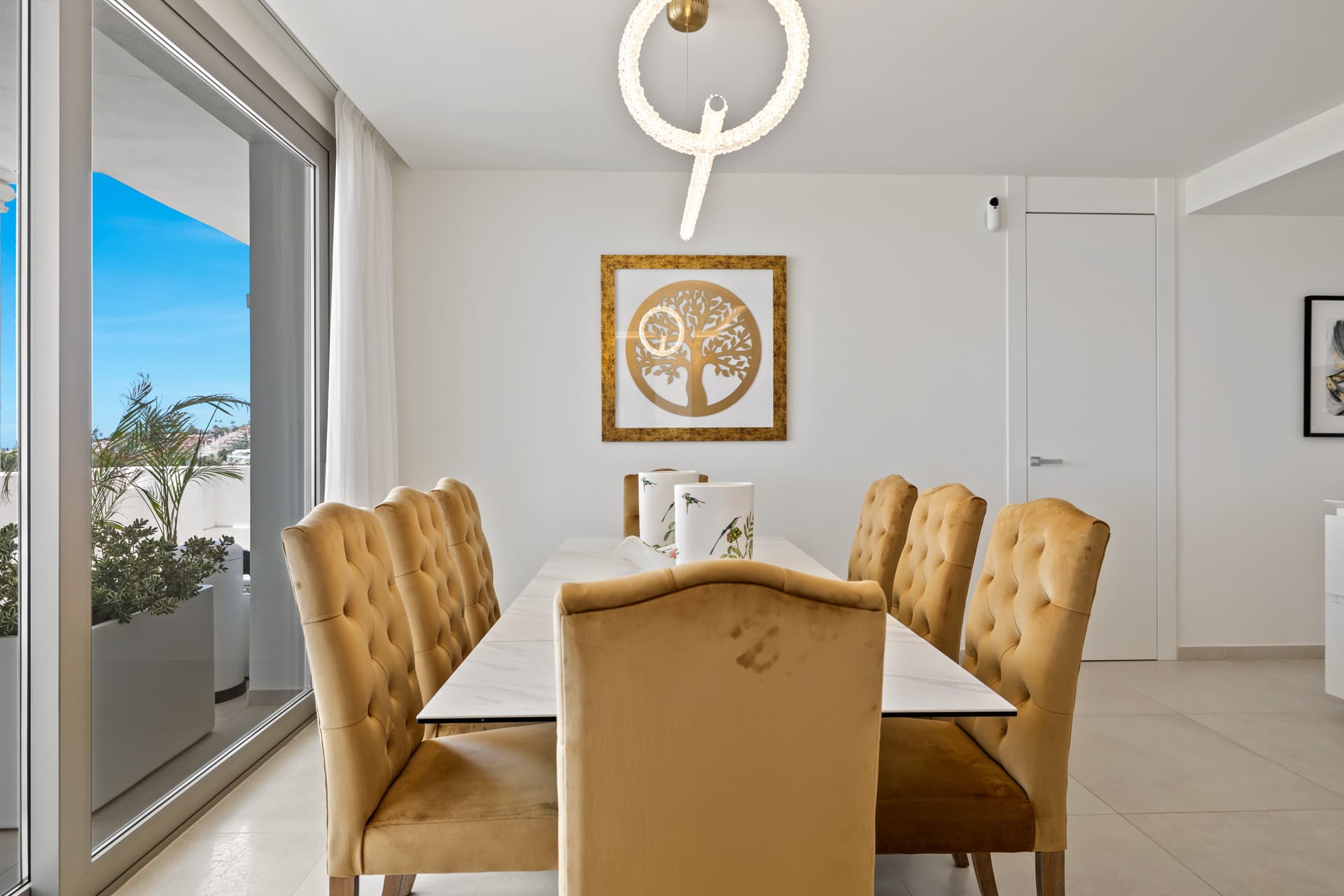 Exclusiva casa de lujo de 7 dormitorios en Nueva Andalucía con vistas al mar y a la montaña