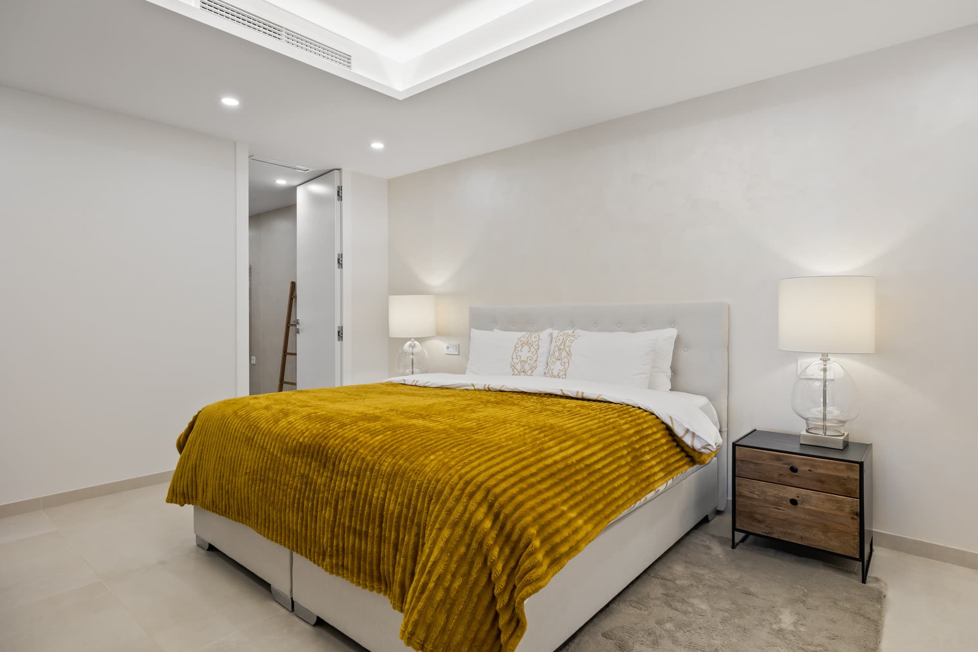 Exclusiva casa de lujo de 7 dormitorios en Nueva Andalucía con vistas al mar y a la montaña