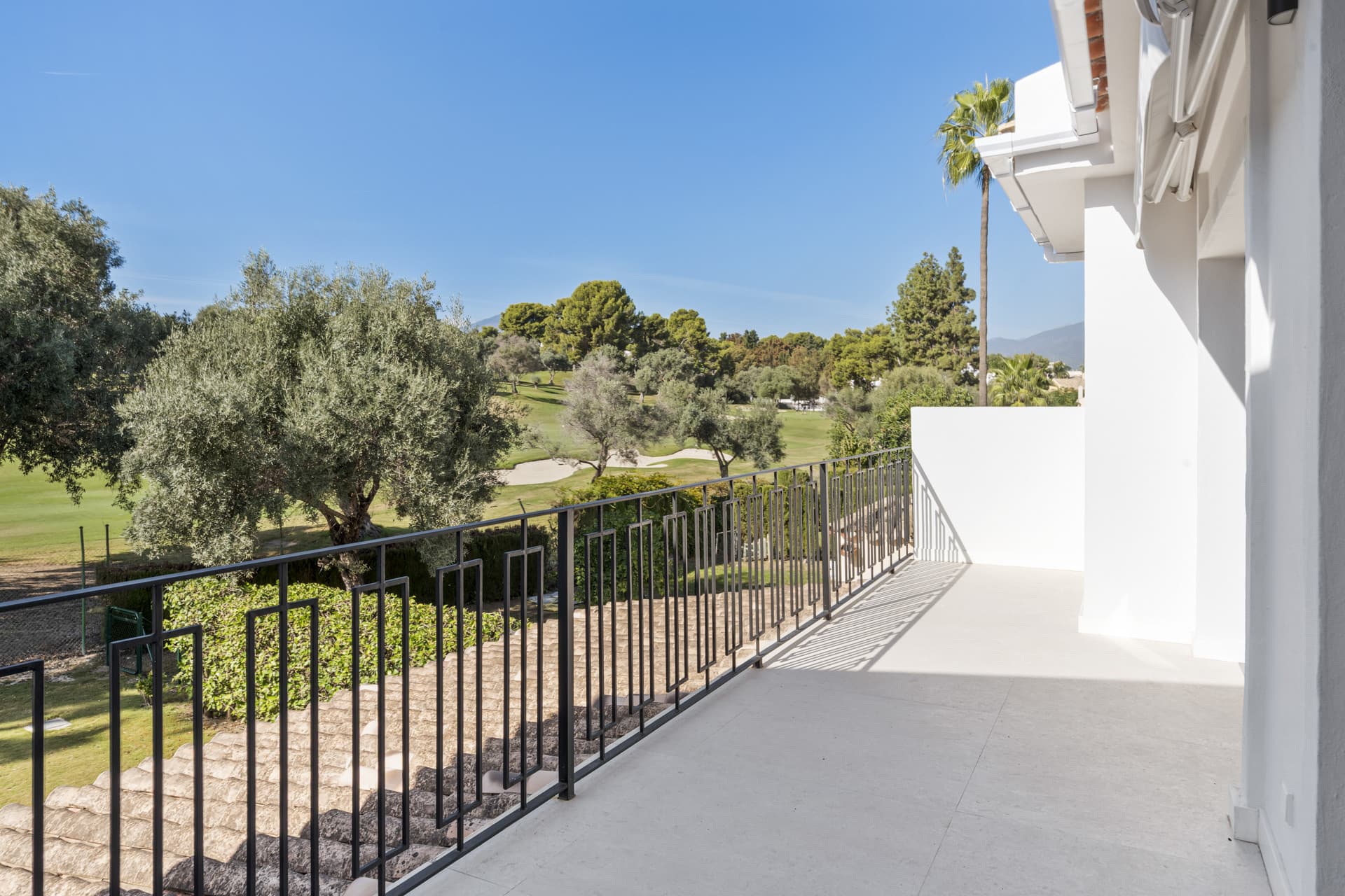 Luxury Frontline Golf Townhouse in Los Olivos, Nueva Andalucía