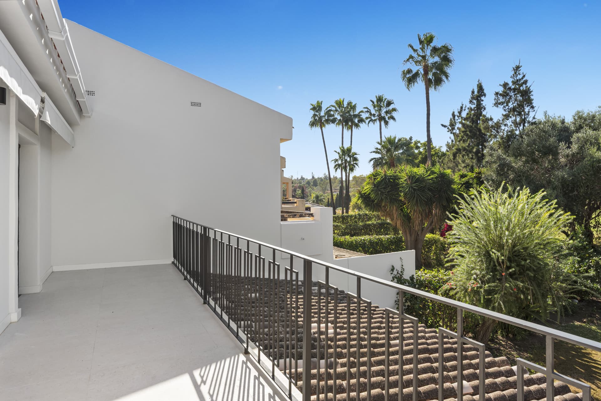 Luxury Frontline Golf Townhouse in Los Olivos, Nueva Andalucía
