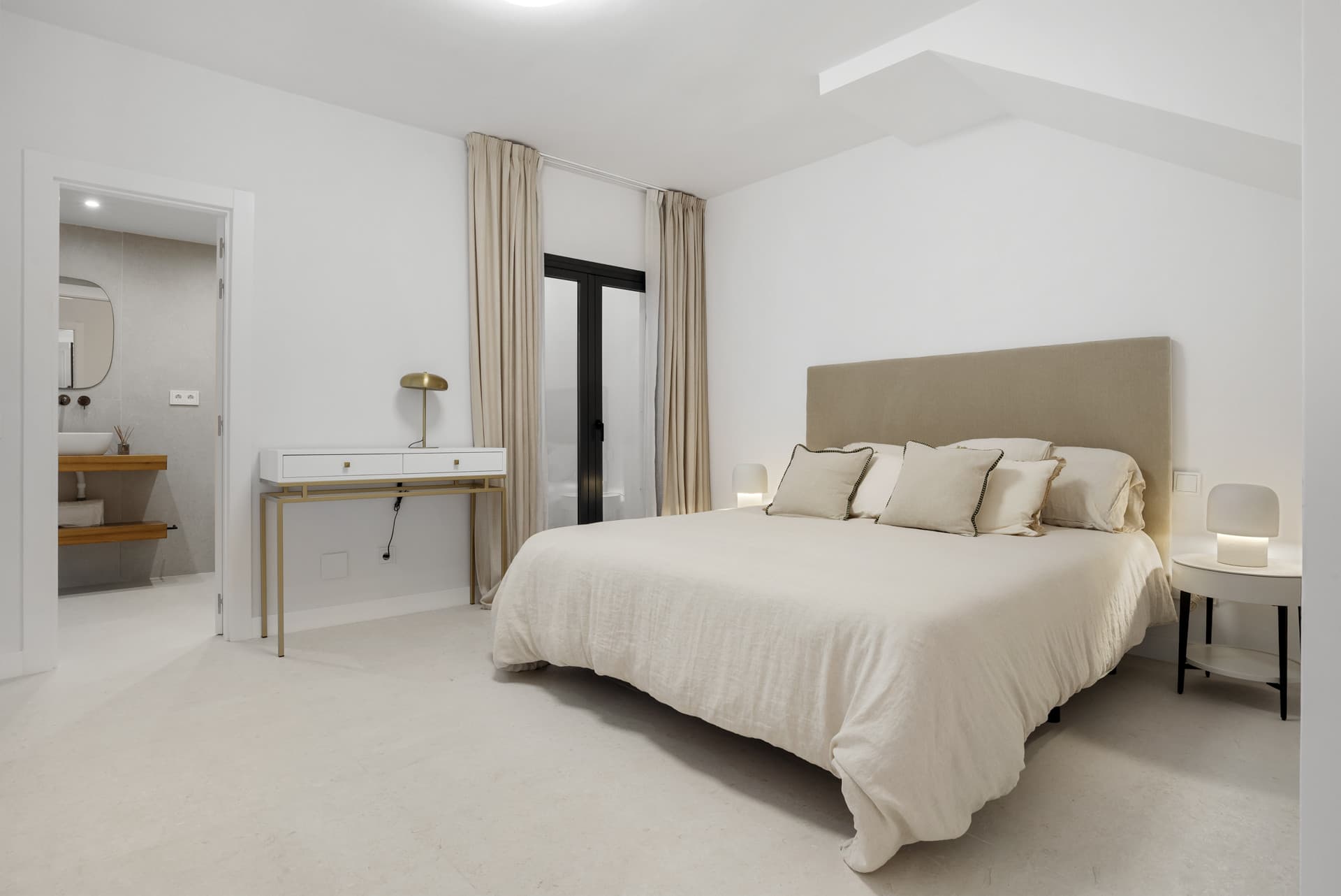 Luxury Frontline Golf Townhouse in Los Olivos, Nueva Andalucía