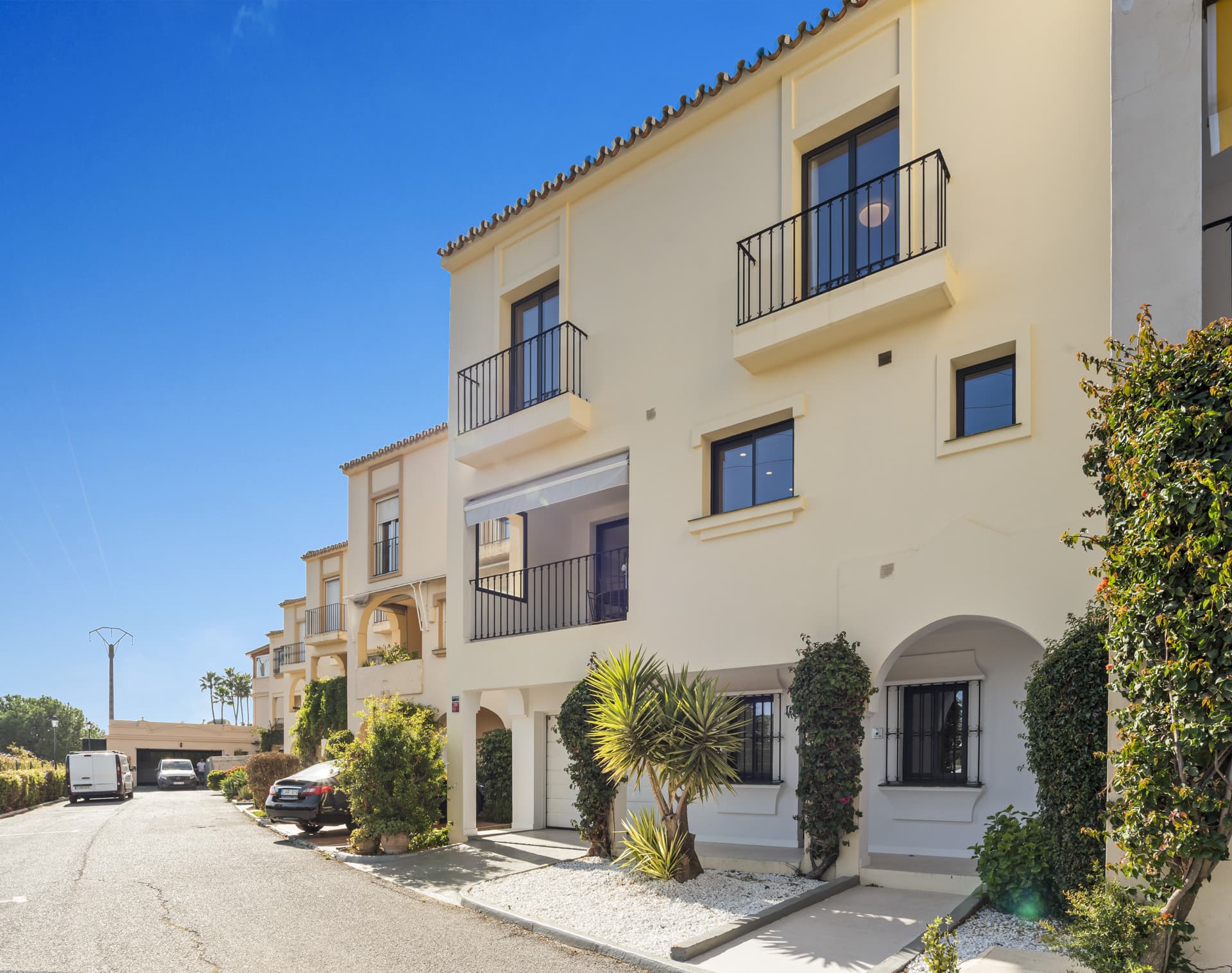Luxury Frontline Golf Townhouse in Los Olivos, Nueva Andalucía