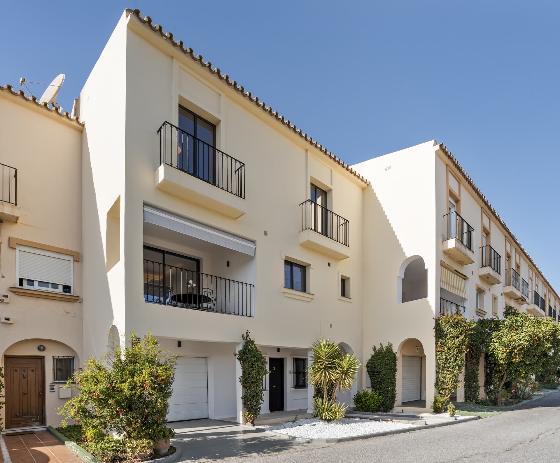 Luxury Frontline Golf Townhouse in Los Olivos, Nueva Andalucía