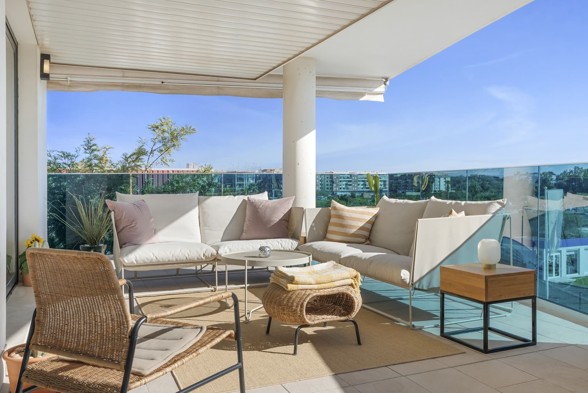 Elegant 2-Bedroom Apartment with Spacious Terrace in Jardines de las Lagunas, Mijas Costa