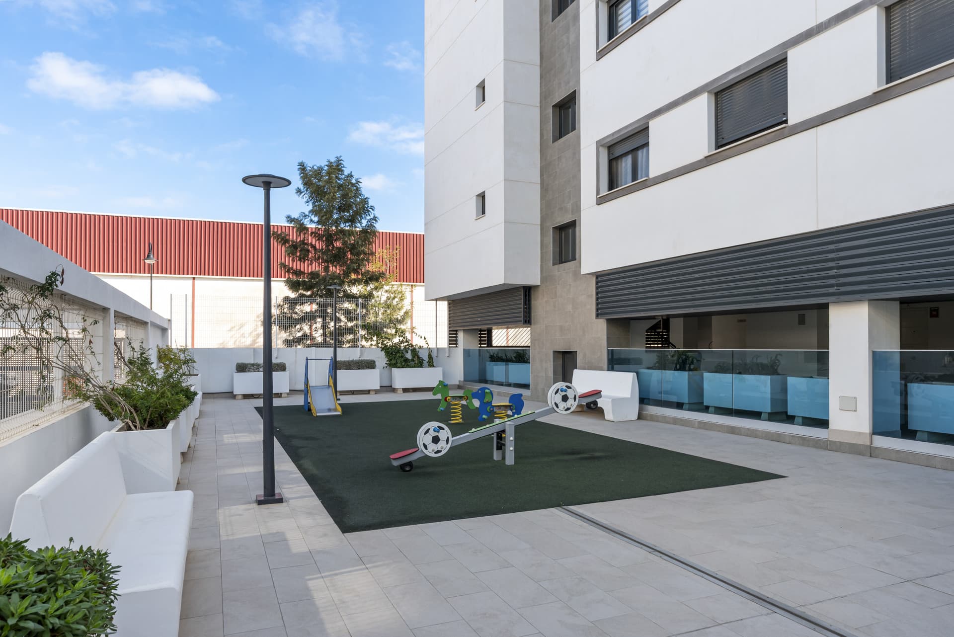 Elegant 2-Bedroom Apartment with Spacious Terrace in Jardines de las Lagunas, Mijas Costa