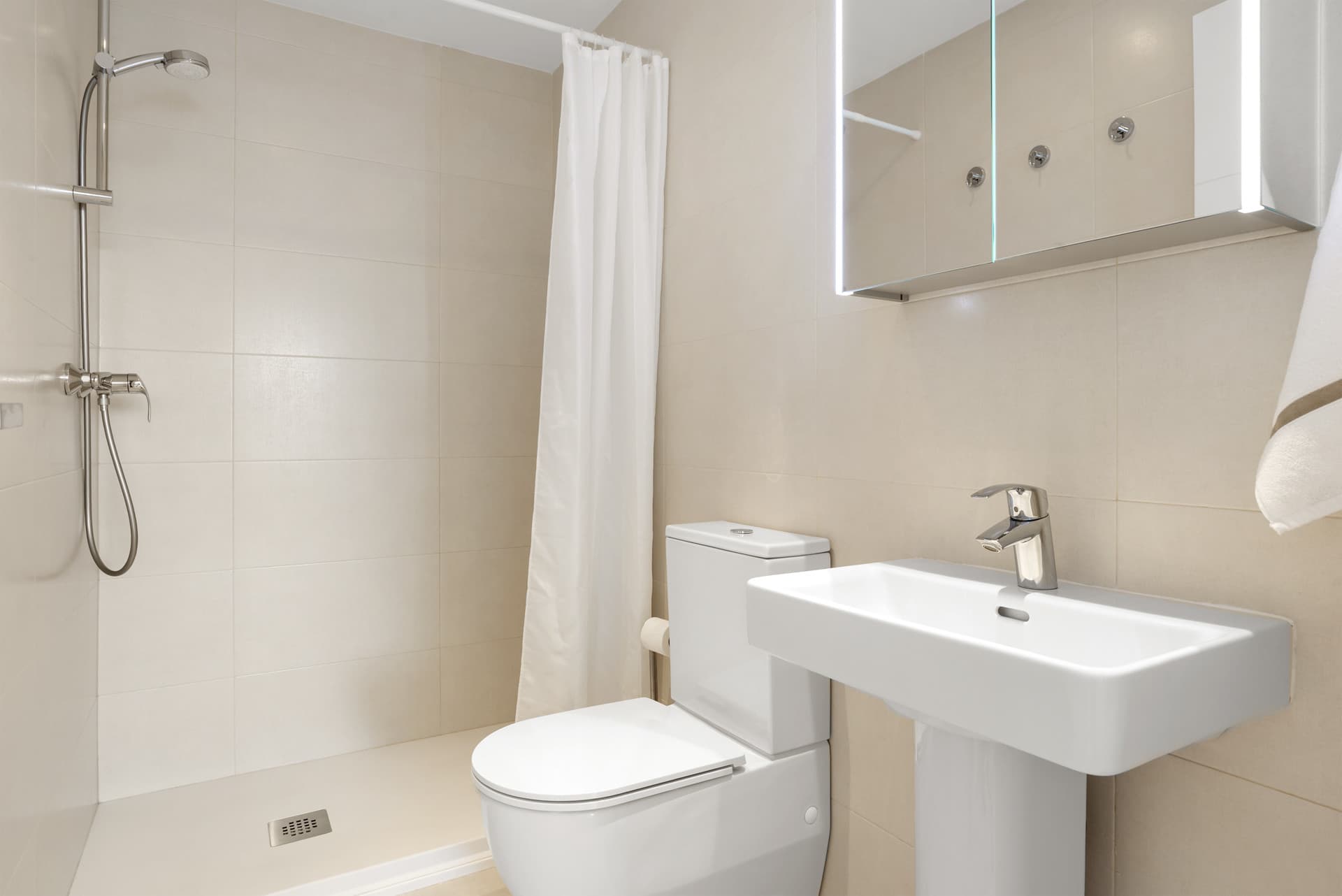Elegant 2-Bedroom Apartment with Spacious Terrace in Jardines de las Lagunas, Mijas Costa