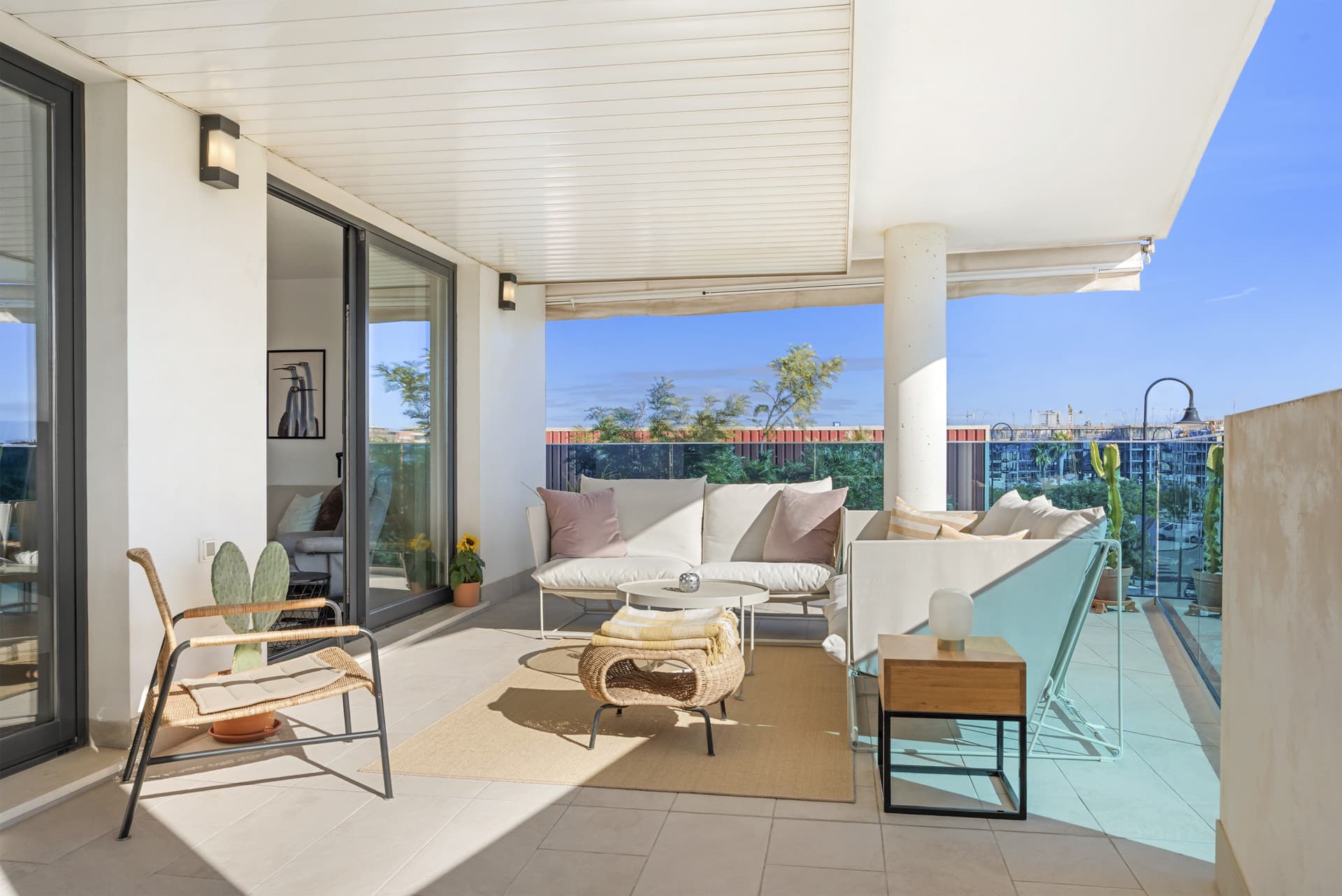 Elegante apartamento de 2 dormitorios con amplia terraza en Jardines de las Lagunas, Mijas Costa