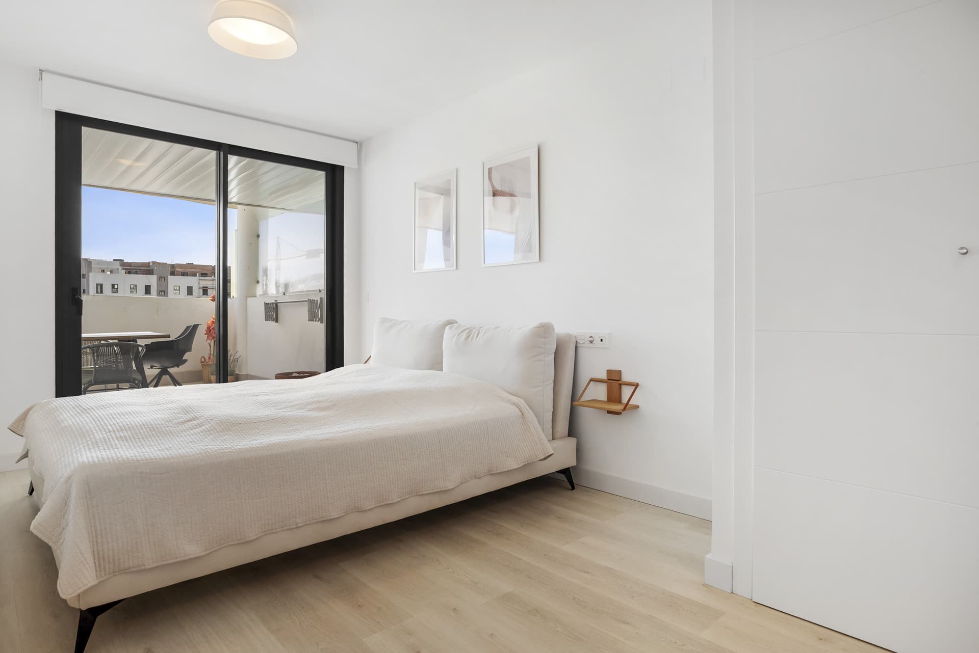 Elegant 2-Bedroom Apartment with Spacious Terrace in Jardines de las Lagunas, Mijas Costa