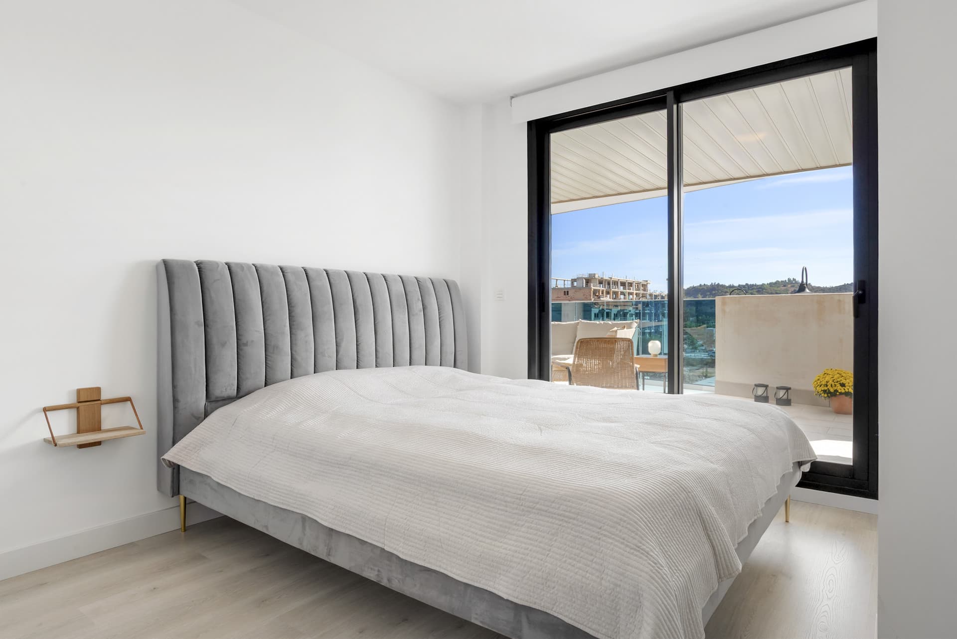 Elegant 2-Bedroom Apartment with Spacious Terrace in Jardines de las Lagunas, Mijas Costa