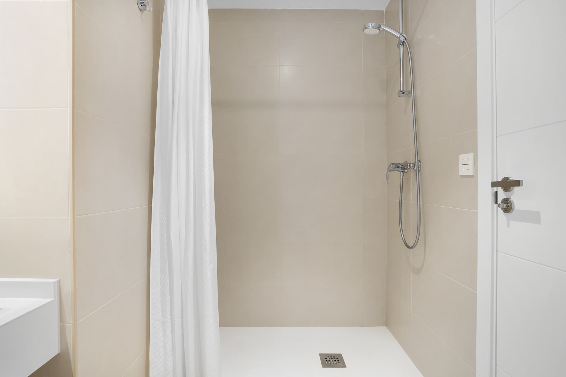 Elegant 2-Bedroom Apartment with Spacious Terrace in Jardines de las Lagunas, Mijas Costa