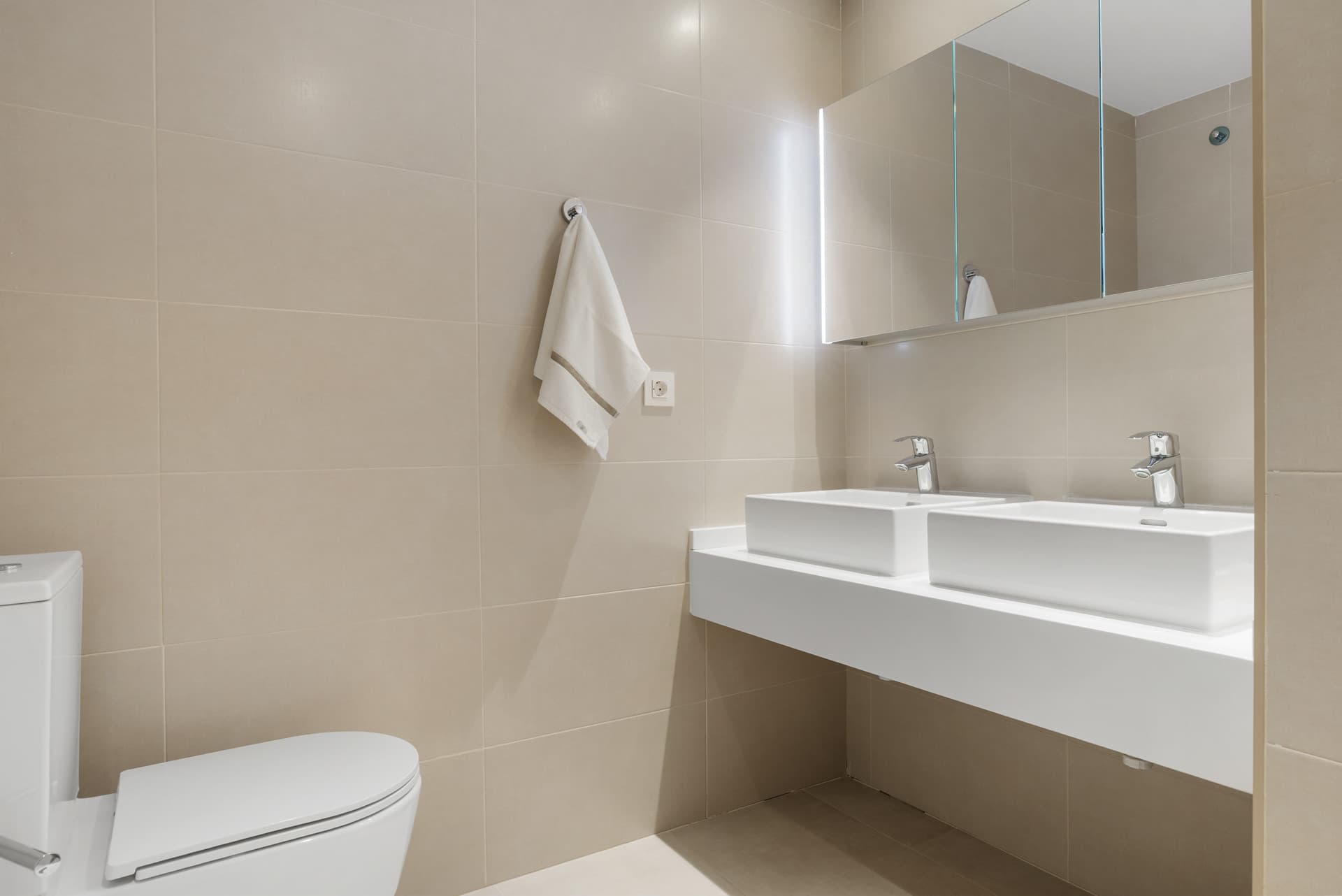 Elegant 2-Bedroom Apartment with Spacious Terrace in Jardines de las Lagunas, Mijas Costa