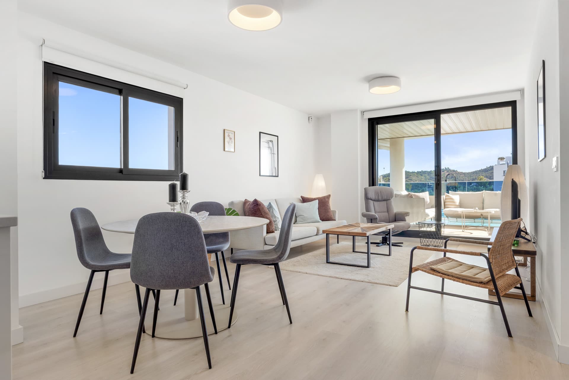 Elegant 2-Bedroom Apartment with Spacious Terrace in Jardines de las Lagunas, Mijas Costa