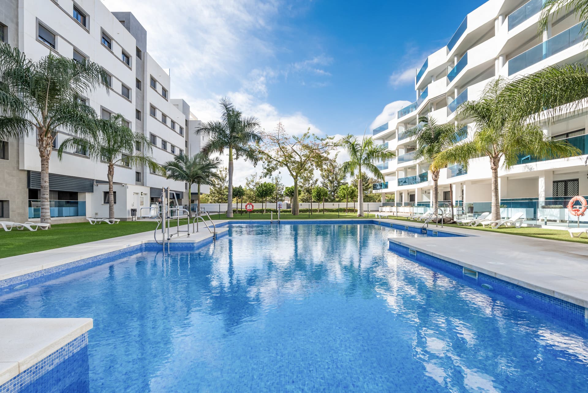 Elegant 2-Bedroom Apartment with Spacious Terrace in Jardines de las Lagunas, Mijas Costa