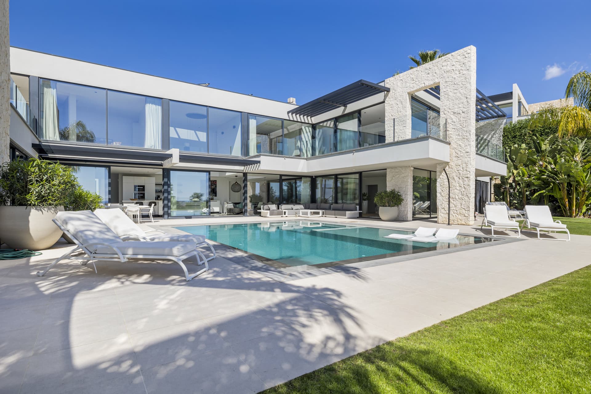 Villa de lujo en primera línea de golf en Benahavís con vistas panorámicas al mar