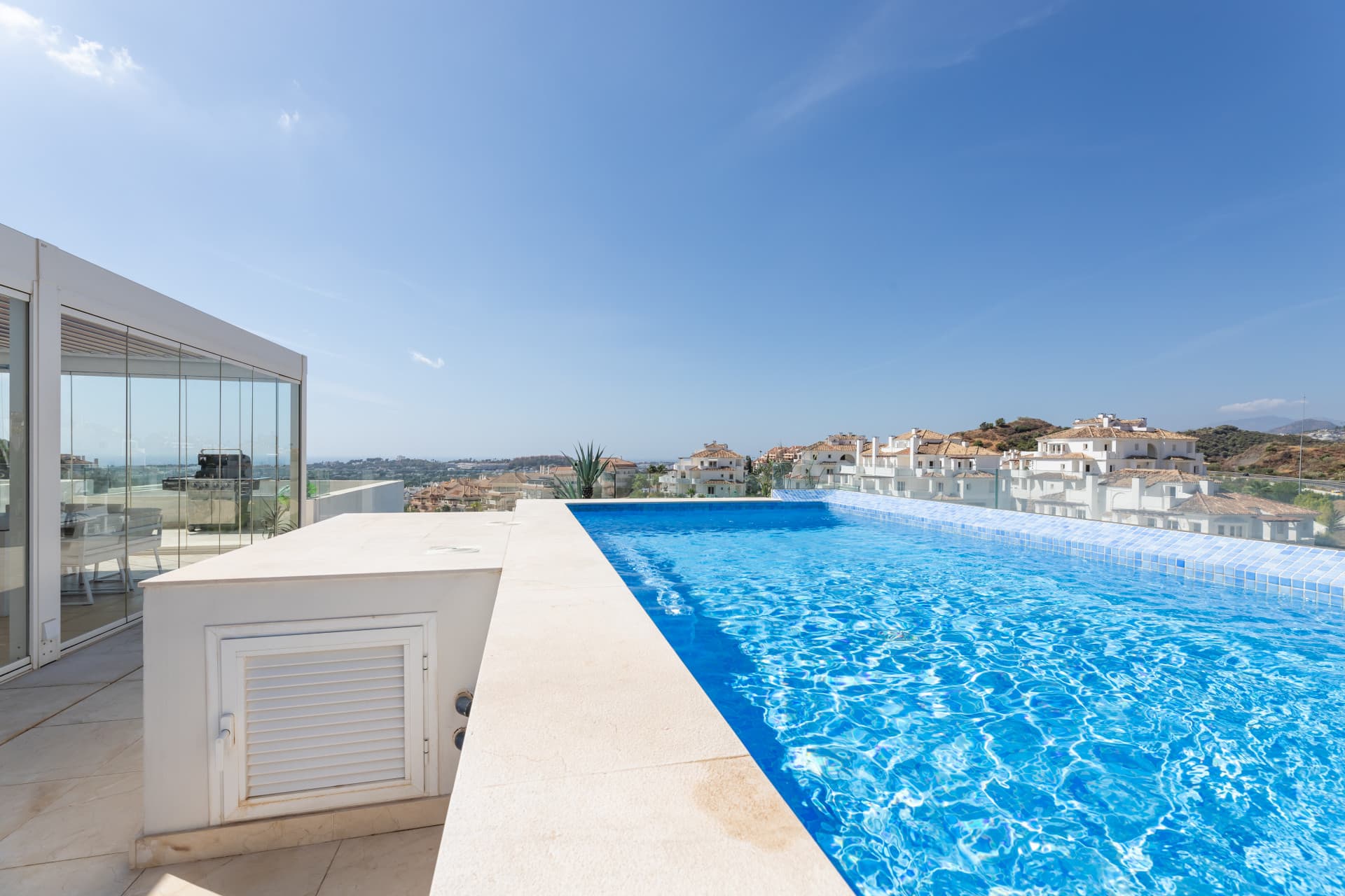 Luxury 2-Bedroom Apartment in La Morelia de Marbella with Panoramic Sea Views