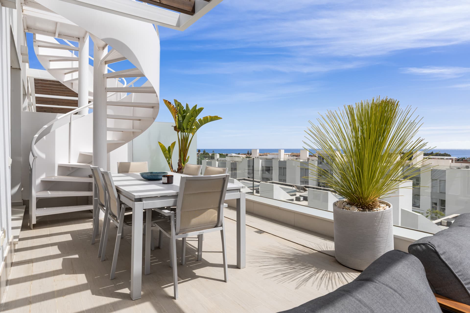 Ático con vistas panorámicas en Le Mirage Phase III, Cancelada Situado en el elegante Le Mirage Phase III en la Nueva Mi
