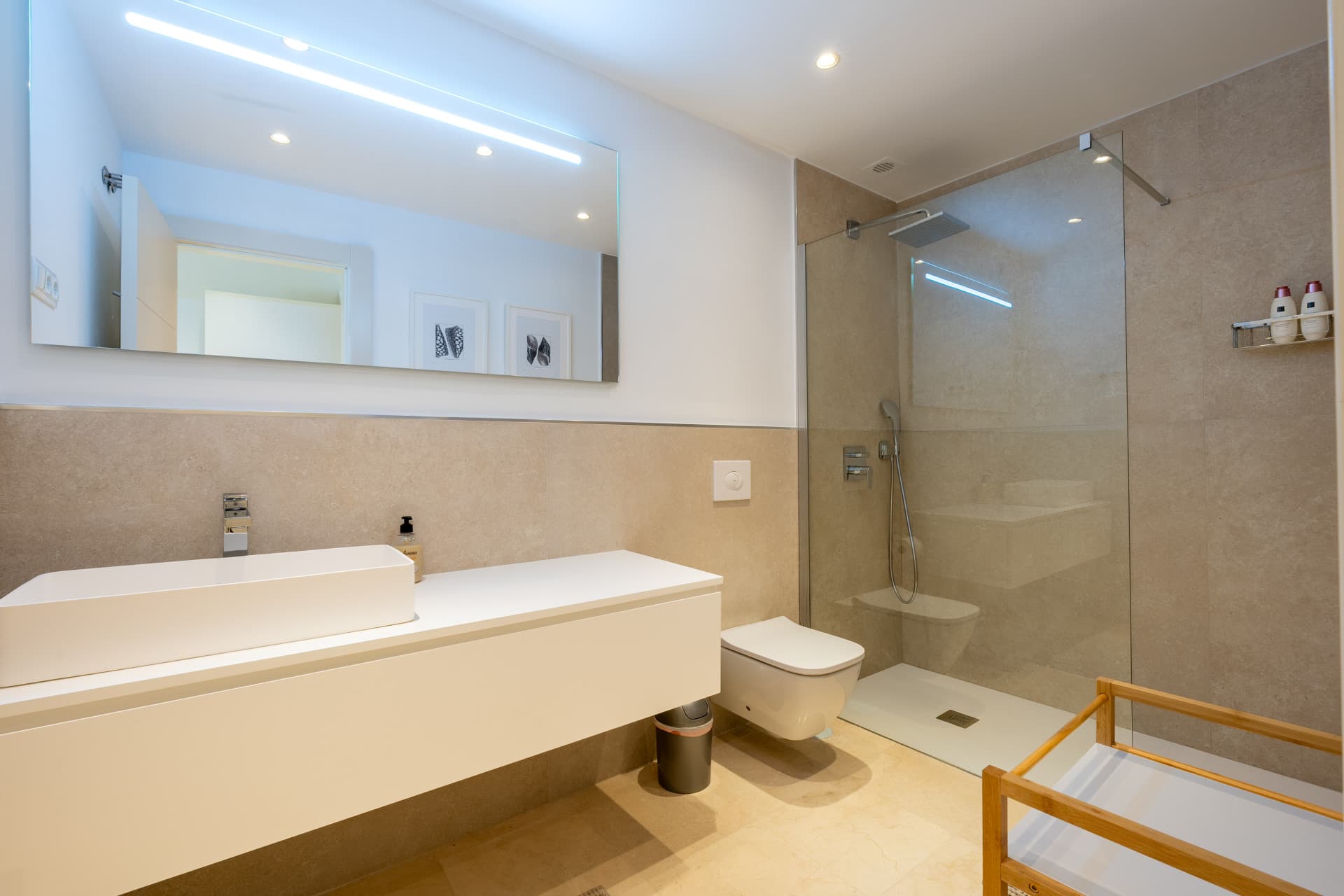 Two-bedroom apartment with panoramic golf and sea views in gated Los Flamingos, Benahavís. 37 m² terrace, 2 parking spaces, 2 storage rooms — and a proven rental track record of over €40,000 gross per year.