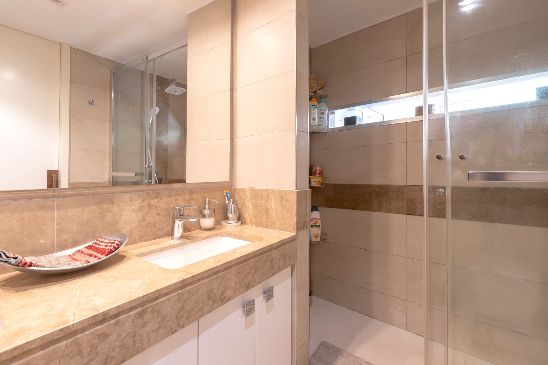 Recently renovated 3-bedroom apartment with sea views and big terrace ideally located in the heart of Marbella city centre