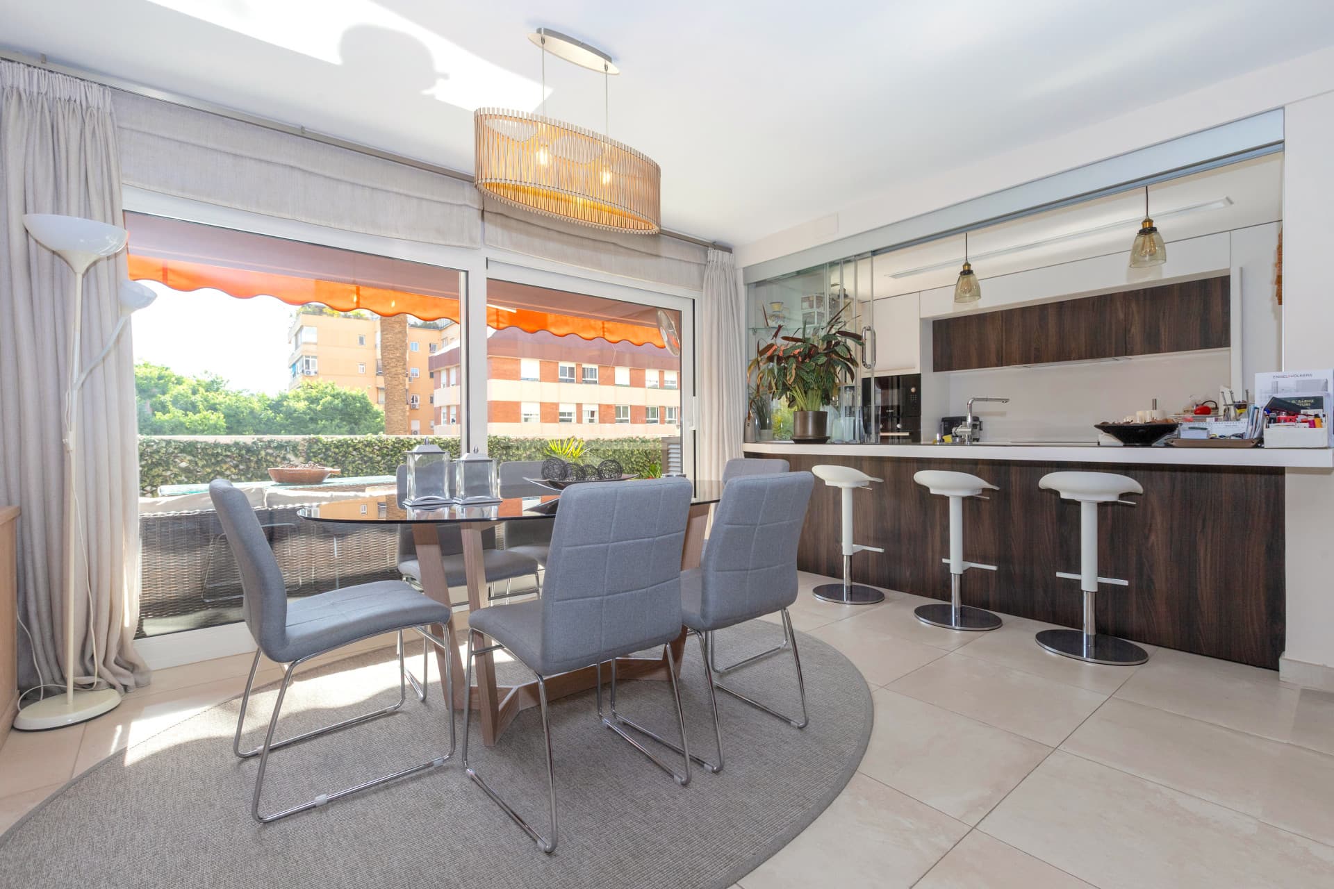 Recently renovated 3-bedroom apartment with sea views and big terrace ideally located in the heart of Marbella city centre