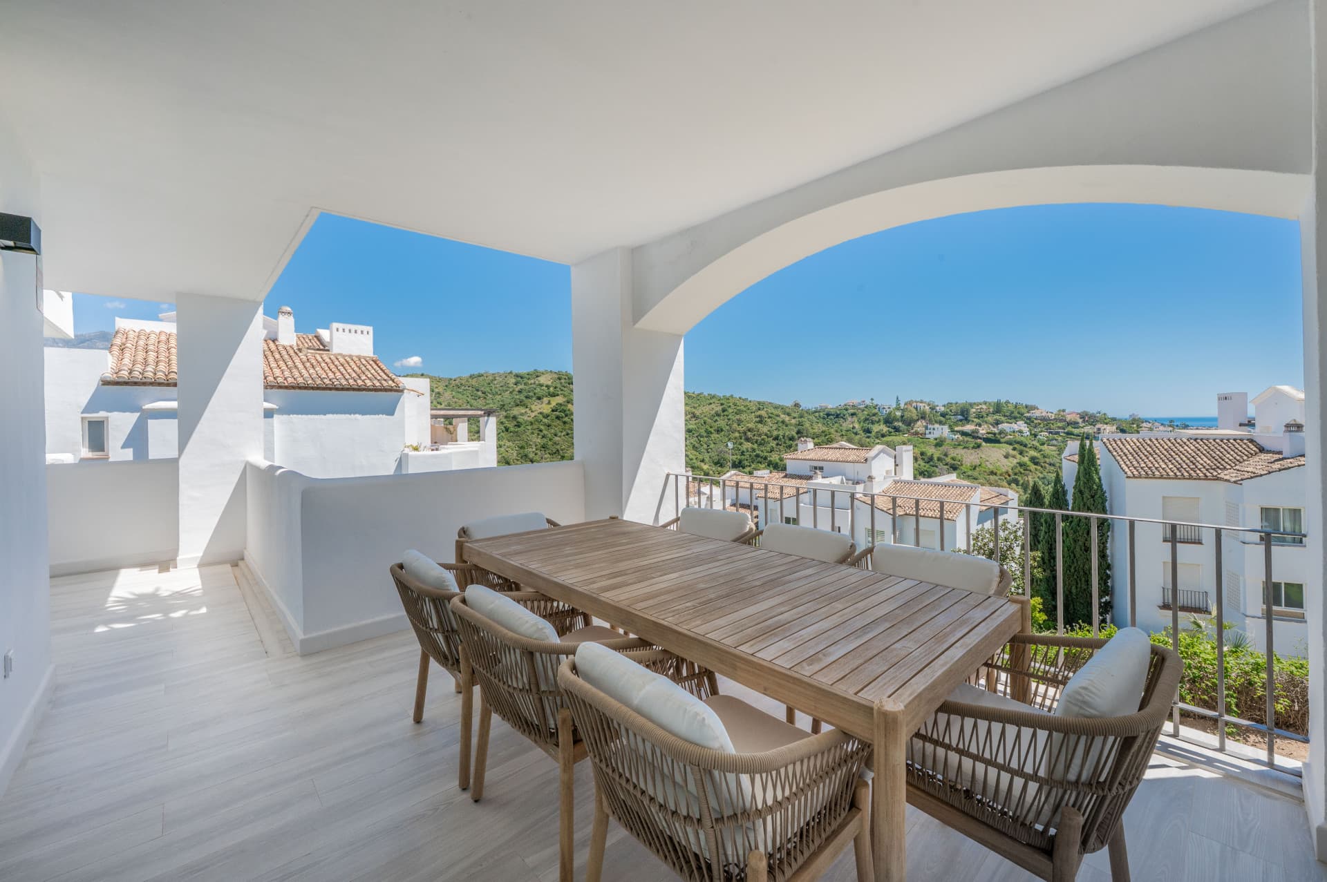 Bright and Modern 3 bedroom middle-floor apartment with sea and golf views in Altos de La Quinta