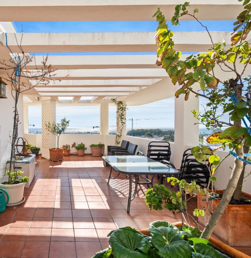 Oportunitate de Investiție & Proiect de Renovare | Penthouse Duplex cu Vedere Panoramică la Mare