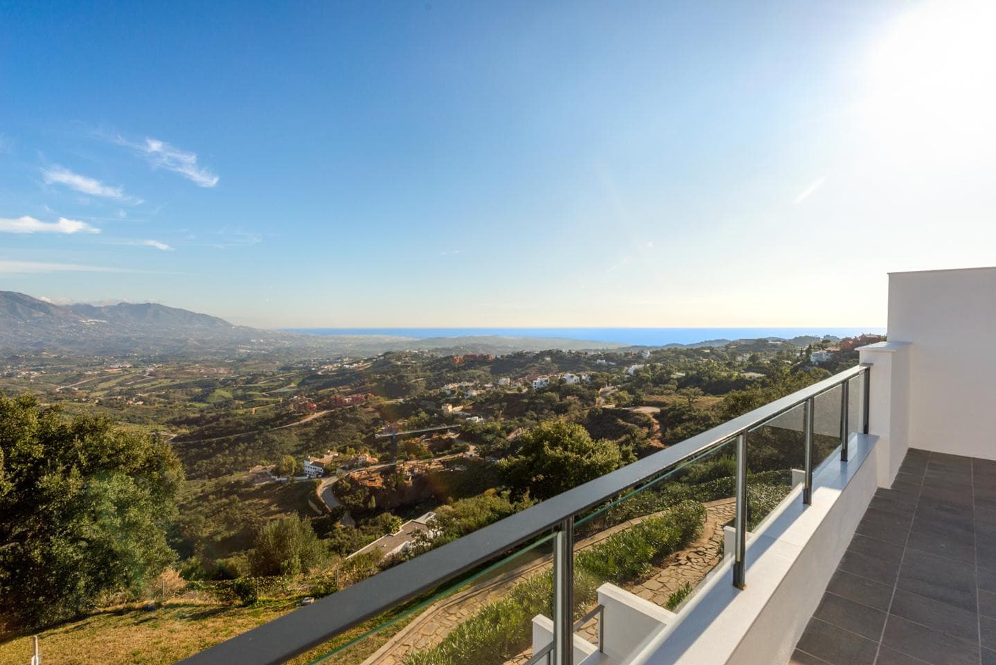 CASA ADOSADA DE ESQUINA TOTALLY RENOVADA IN 2020 WITH PANORÁMICA VIEWS TO THE SEA AND MONTAÑA