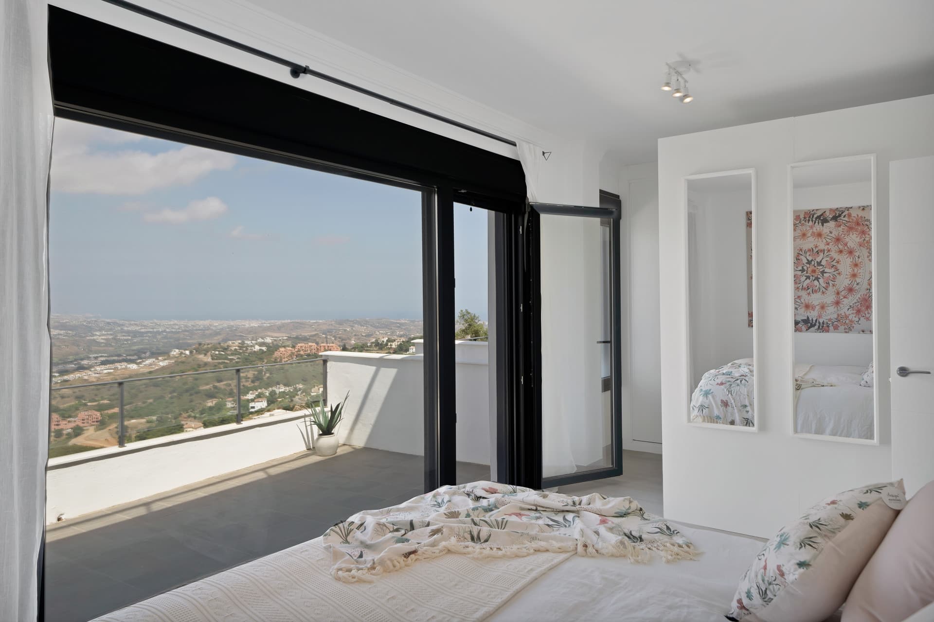 CASA ADOSADA DE ESQUINA TOTALLY RENOVADA IN 2020 WITH PANORÁMICA VIEWS TO THE SEA AND MONTAÑA