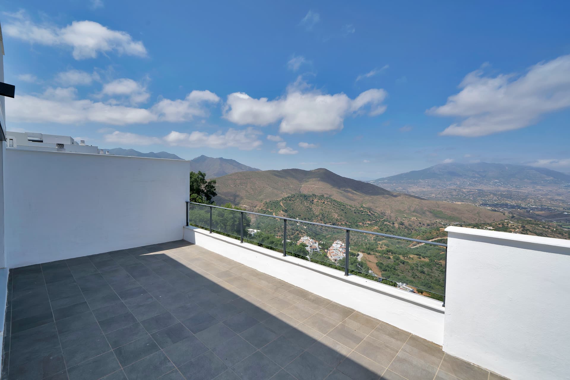 CASA ADOSADA DE ESQUINA TOTALLY RENOVADA IN 2020 WITH PANORÁMICA VIEWS TO THE SEA AND MONTAÑA