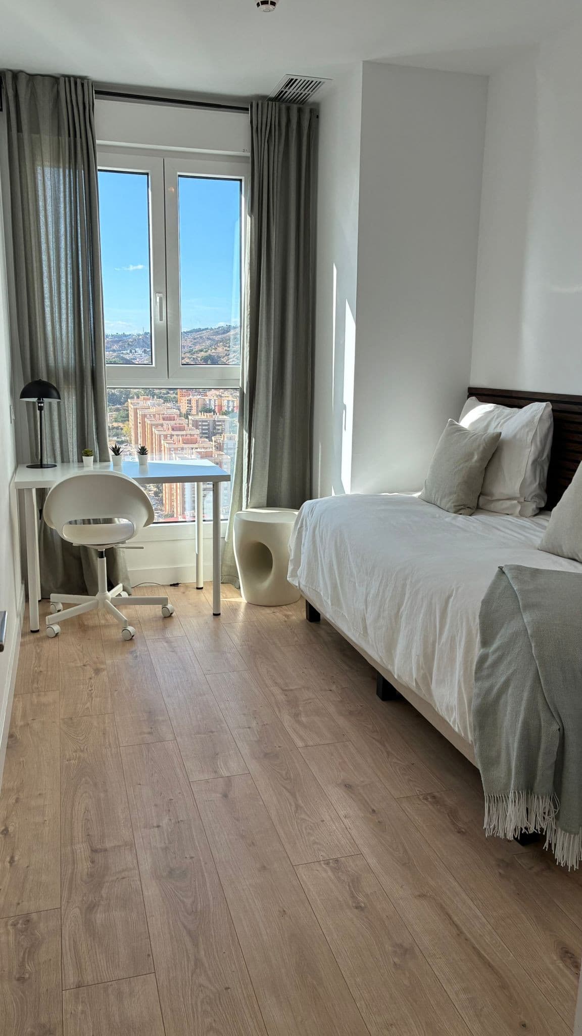Modern Apartment in Malaga Urban Sky Tower – 25th Floor with Stunning City Views